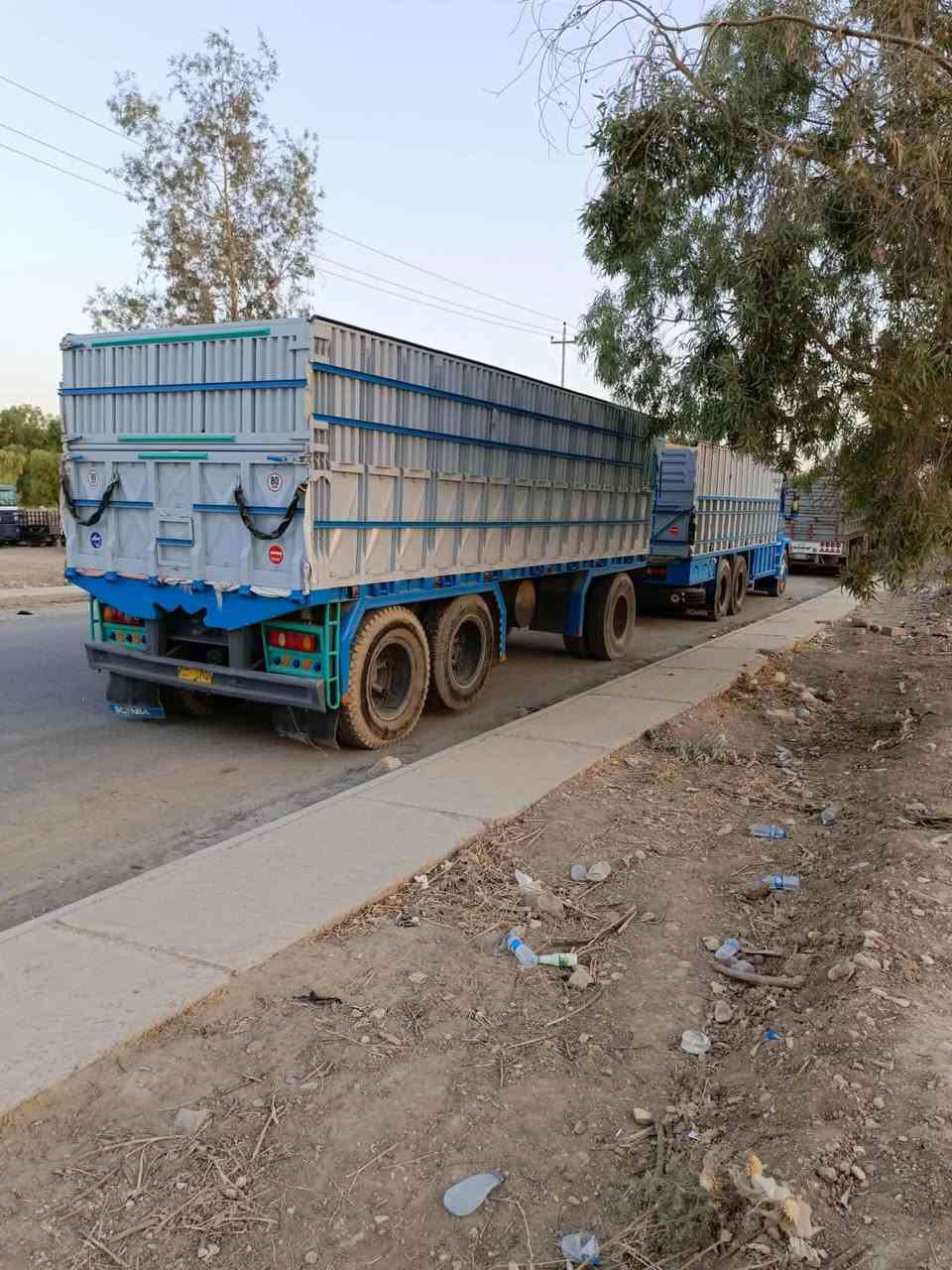 مقطورة لوري للبيع دناكير مارسدس طول 7 ونص ارتفاع 185 العربانة فصال جديد للأستفسار ***********. ***********
