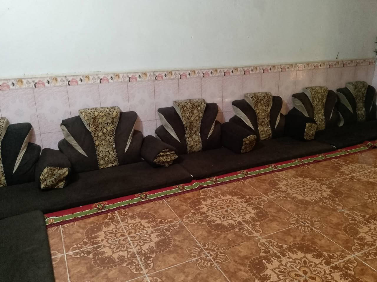ديوان للبيع مستعمل السعر250بيه مجال قليل الرقم*********** فقط واتساب
