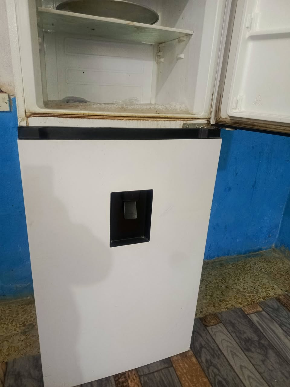 ثلاجة حجم كبير شركة الحافض بيه براد داخلي عطل بيه مو بالفريز جو ميبرد السعر 200الف وبيه مجال حك الجيه 
***********
