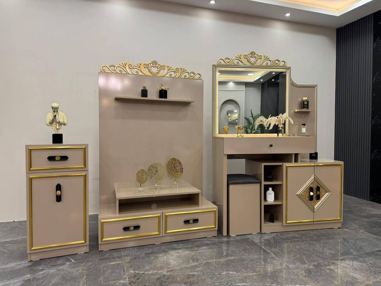 ✨ موديل انوني برو المودرن ✨

🛋️ تصميم راقي يجمع بين الفخامة والراحة

🔹 المواصفات:
▪️ 11 قطعة
▪️ كنتور مع ملحق 335 سم
▪️ ضهر بلوك قوي ومتين
▪️ براغي + چوي حديد لثبات عالي
▪️ سرير مخزن (جك) عملي
▪️ صبغ حراري بجودة ممتازة

💯 خيار مثالي للي يدورون الأناقة مع المتانة

📩 للحجز والاستفسار:
📱 *********** (واتساب متوفر
