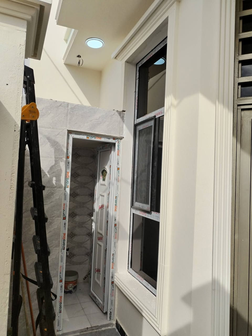 مشتمل للبيع ١٠٠م طولاني بالخضراء مقابيل المعارض طابق ونص بناء حديث درجه أوله رابع بيت عن لوجه للاستفسار الاتصال على ***********
