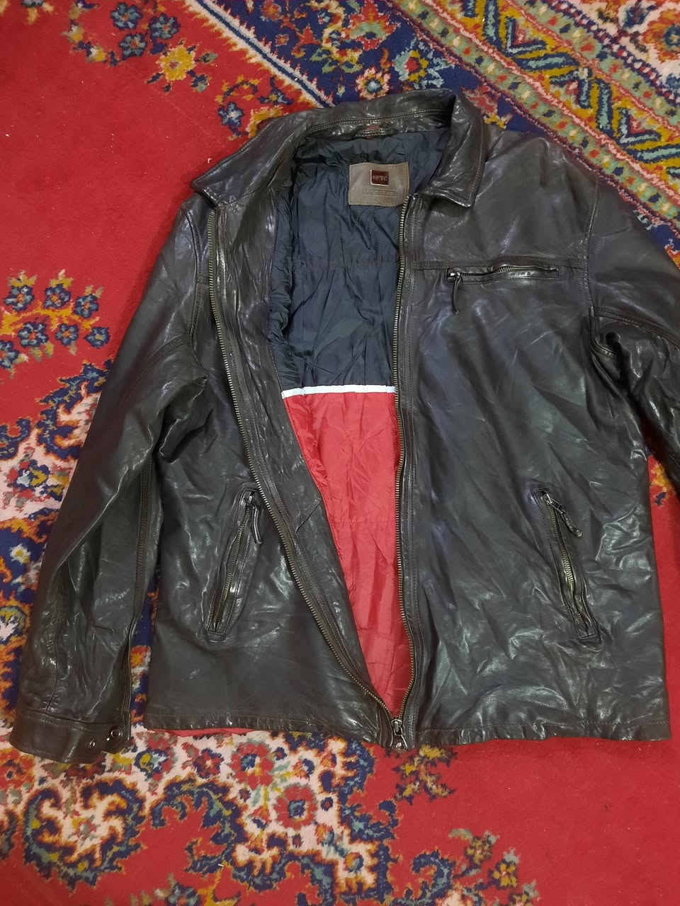 جاكيت جلد رجالي طبيعي ماركة PTC صناعة اسبانيا
لون بني غامق جداً قريب للأسود 
القياس L 
السعر 20 
تتوفر خدمة توصيل داخل بغداد و إلى جميع محافظات العراق


**إذا كنت صاحب هذا الإعلان وتريد حذفه لأي سبب، رجاءا أرسل رسالة إلى الدعم الفني**