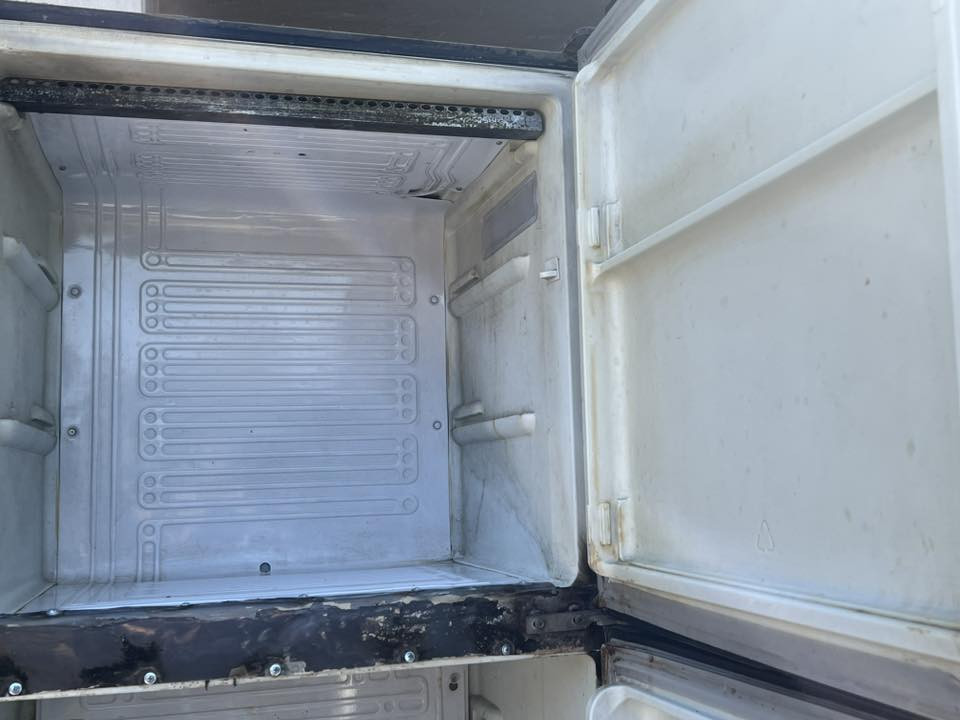 ثلاجه سعر ٣٠٠وبيها مجال العنوان بابل الغليس قرب حسينية المصطفى الرقم:***********
