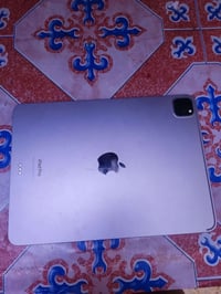 ايباد m2ذاكرة 128بطاريه اخرفحص 87وياءشاحنه اصليه وحافضه وتوصله مال سما...