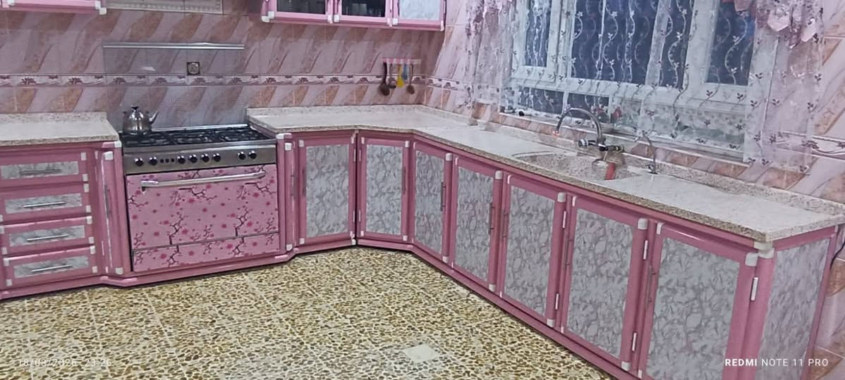 للبيع مطبخي الجديد باللون الوردي والأبيض، شرايكم بالديكور شغل درجة اولى 💖✨ أحببت تفاصيله  اتصال عن الإستفسار ع *********** ❤️ ***********
 🏡 رأيكم يهمني. 😊
