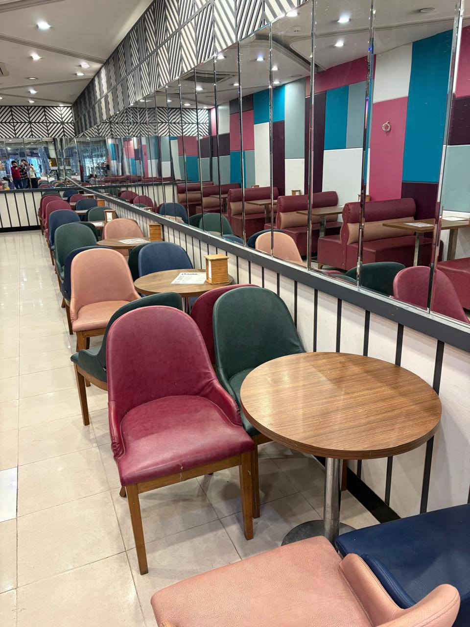 للبيع؛
طاولات دائرية عدد ٨ مع كراسي عدد ٣٢
طاولات مستطيلة عدد ٧ مع قنفات عدد ٨
مستعملة صناعة تركية في حالة جيد جداً
يصلح للمطاعم وكافيهات ما متواجد على الفيس
للاستفسار إتصال على ***********
