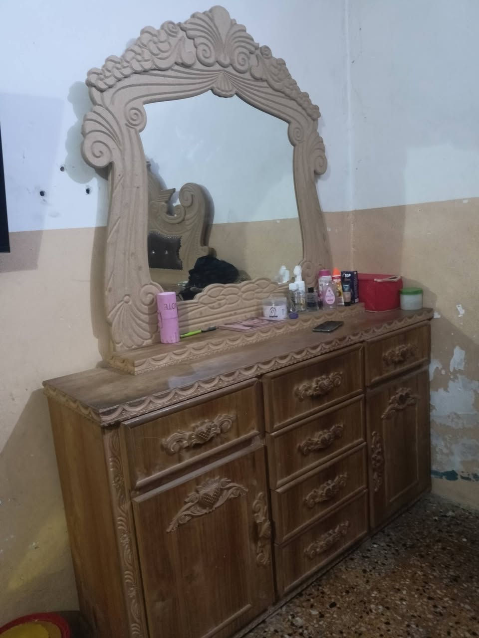 غرفة خشب عراقي مستعمل سعر 850
بس ناقصها صبغ لين مامصبوغة وزاوية مابيها
***********
