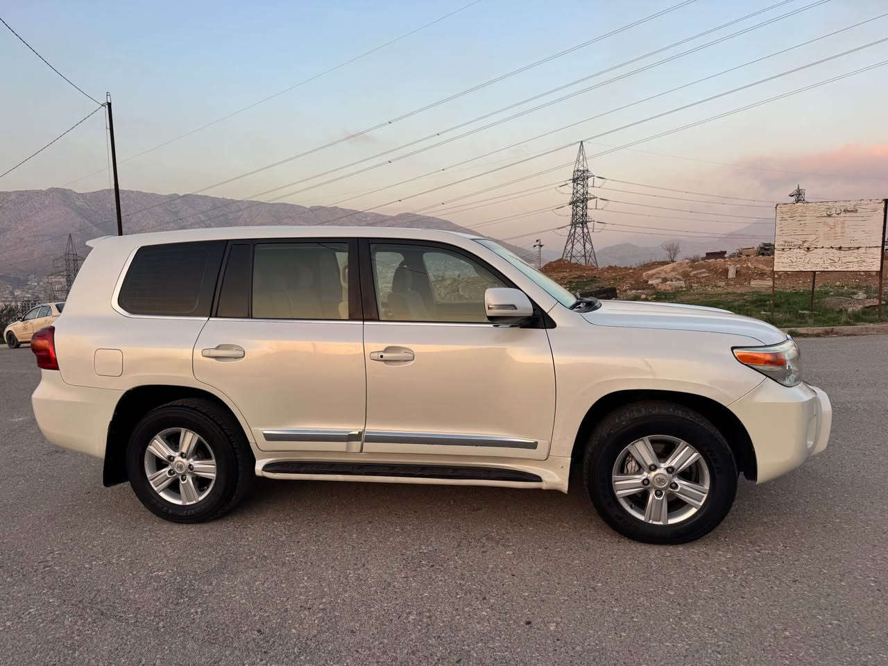 للبيع فقط بدون مراوس لاندكروز موديل ٢٠١٣ 

محرك V8 كاز سيارة مكفولة بدون صبغ بشرط

قمارة بيها رصعات شوية ماشية ١٦٥ الف حقيقي 

كير محرك كهربائيات كلها بشرط بدون اي نواقص

تحويل بشرط رقم مميز سعرها ٢٧٠ ورقة دولار قفل 

للاستفسار *********** واتساب موجود سيارة بدهوك دهوك, العراق
