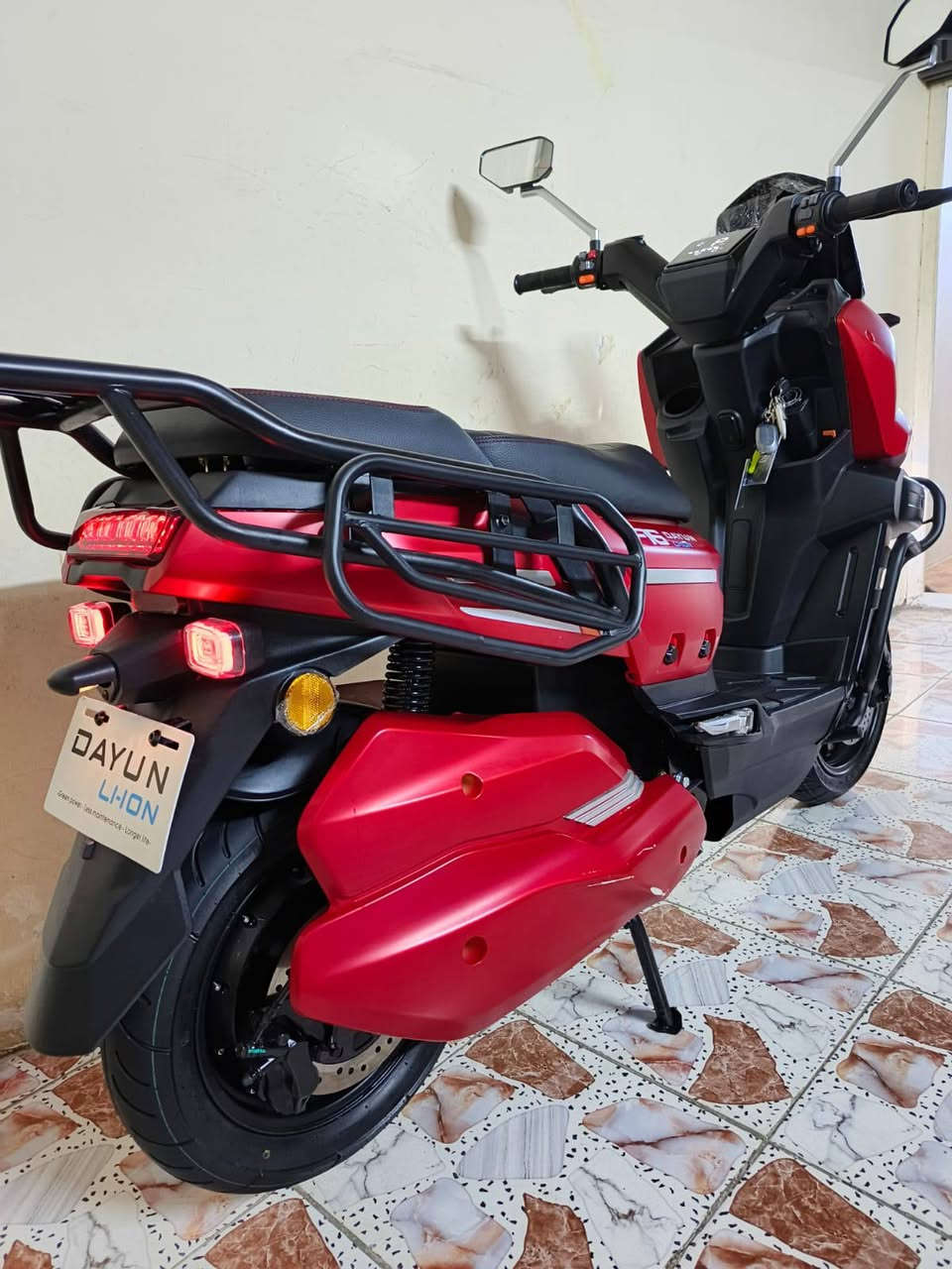 السلام عليكم للبيع دراجه اباجي ليثيوم مديل 2025 دراجه زيرو ما ماشيه وضع الشركه مشحونه مره وحده لون مميز مكفوله كفاله عامه وصل الشراء موجود صار 15 يوم من ماخذها بيها ضمان سنه كامله بل عقل ولبطاريات ولملف
تفاصيل الدراجه 
بريك امامي خلفي عنار هايدروليك
حساس بريك
مثبت سرعه 
نضام R الرجوع الى الخلف
مانع تزحلق 
نضام بارك
لايت نجمه عالي ناصي + لايت
 ضباب + رماش
بك لايت خلفي لد
اشاير لد ليزري + دبل اشاره
سستم صوت بلوتوث
مخرج USB
حجم البطاريه 30 انبير تقطع مسافه بل شحنه الوحده 90 كيلو 
ملف الدراجه 3000
سرعه الدراجه الحقيقيه 90
شاحنه تدعم الشحن السريع وليقاف الذاتي
تايرات جبليه حجم 12
دبلات امامي خلفي غاز
كشن سياحي طبي جلاتين
درع امامي خلفي لحمايه الدراجه 
طلاعات جانبيه لراكب الخلفي
الشراي يتفضل خاص او التصال عله الرقم*********** مكان الدراجه بغداد الكاظميه
سعر الدراجه 1500 بيها مجال بصيط
