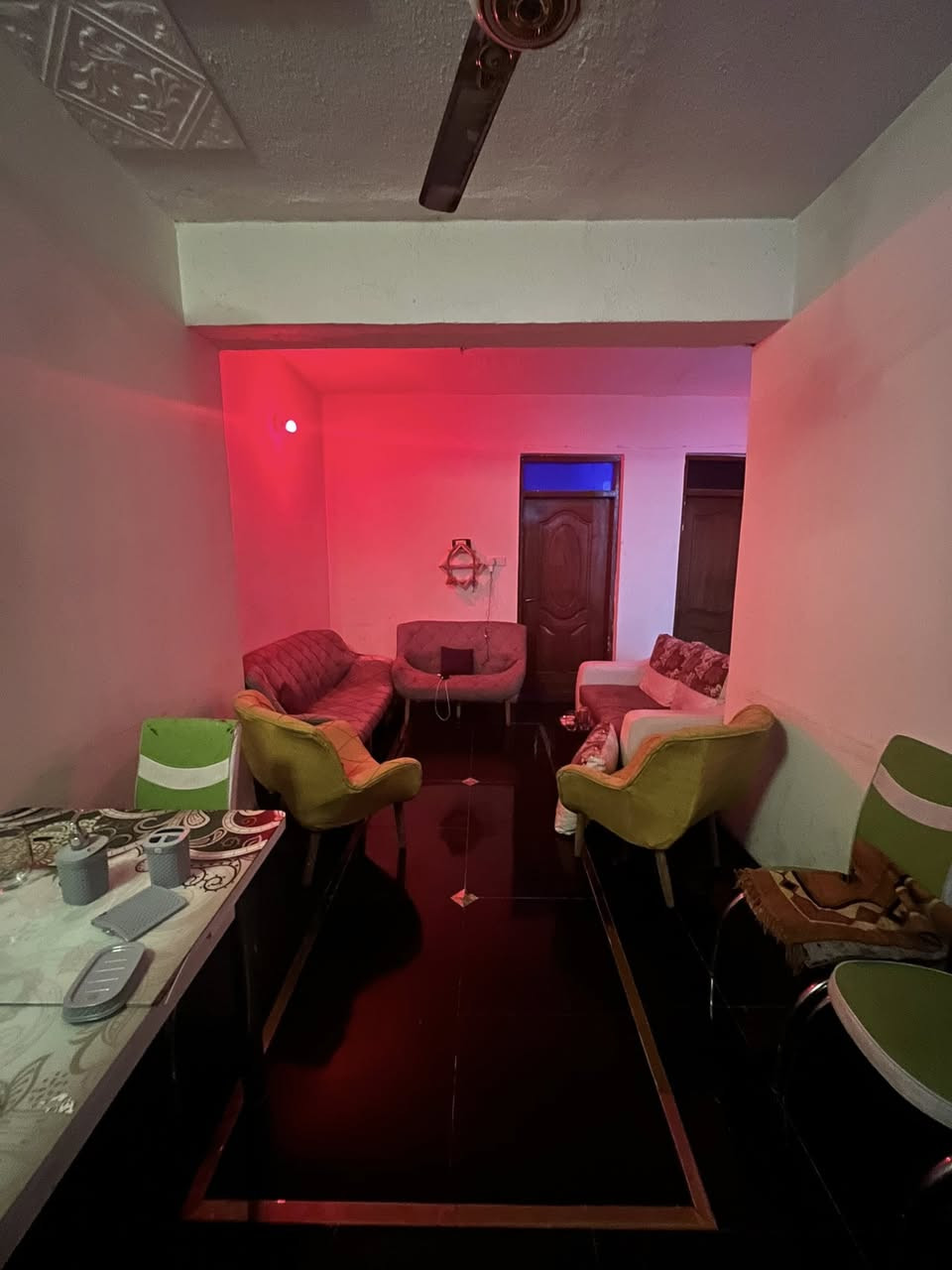 للطلاب والموظفين ....!
شقة مؤثثه " (بدون دلالية ورسوم اثاث ) 

الموقع: كرادة خارج شارع 62 موقع مميز كلشي متوفر وقريب على كل الجامعات (للطلاب)

تفاصيل الشقة: (غرفة خاصة لشخص واحد محجوزه ) + (غرفة سكن مشترك 4) (محجوز ثنين متاح فقط ثنين  )كدامك بالصور + صحيات نظيفة ومطبخ جاهز

التواصل: واتساب 

‭0778 345 8604‬

الاجور (مناسبة للكل بدون دلاليه)
