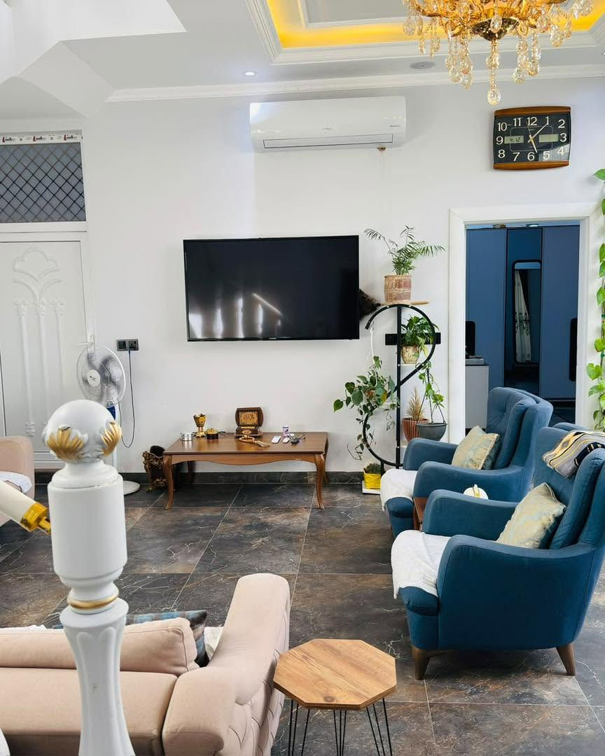 🏡 دار VIP بمواصفات عالية للبيع في سامراء
📍 الموقع: حي المعمل (العمالية) شارع 10م

📐 المساحة: 200 متر (واجهة 10م × نزال 20م)

 🏗️ التصميم: طابقين يحتوي على 4 غرف نوم (جميعها نظام سويت).
 🌿  حديقة داخلية مميزة تمنح البيت إضاءة طبيعية وأجواءً راقية.
 🛡️ مجهز بالكامل بـ (منظومة كاميرات | منظومة نفط | منظومة انترنت ).
💬 للحصول على تفاصيل السعر:
👇 اكتب رقم -1- في التعليقات ويوصلك السعر خاص فوراً
_____________
لا تدع أي شخص آخر يأخذ عقارك المفضل
تواصل معنا الآن واحصل على عقارك الخاص
_____________
 اتصل الآن : ***********
_____________
ملاحظة : لدينا عقارات كثيرة في مناطق مختلفة في سامراء 
ضع إعجاب للصفحة ليصلك كل جديد
_____________
اذا عندك عقار وتريد تبيعة .. فقط راسلني واتساب 
وخلي الباقي علينا … ( ***********☎️واتساب)
