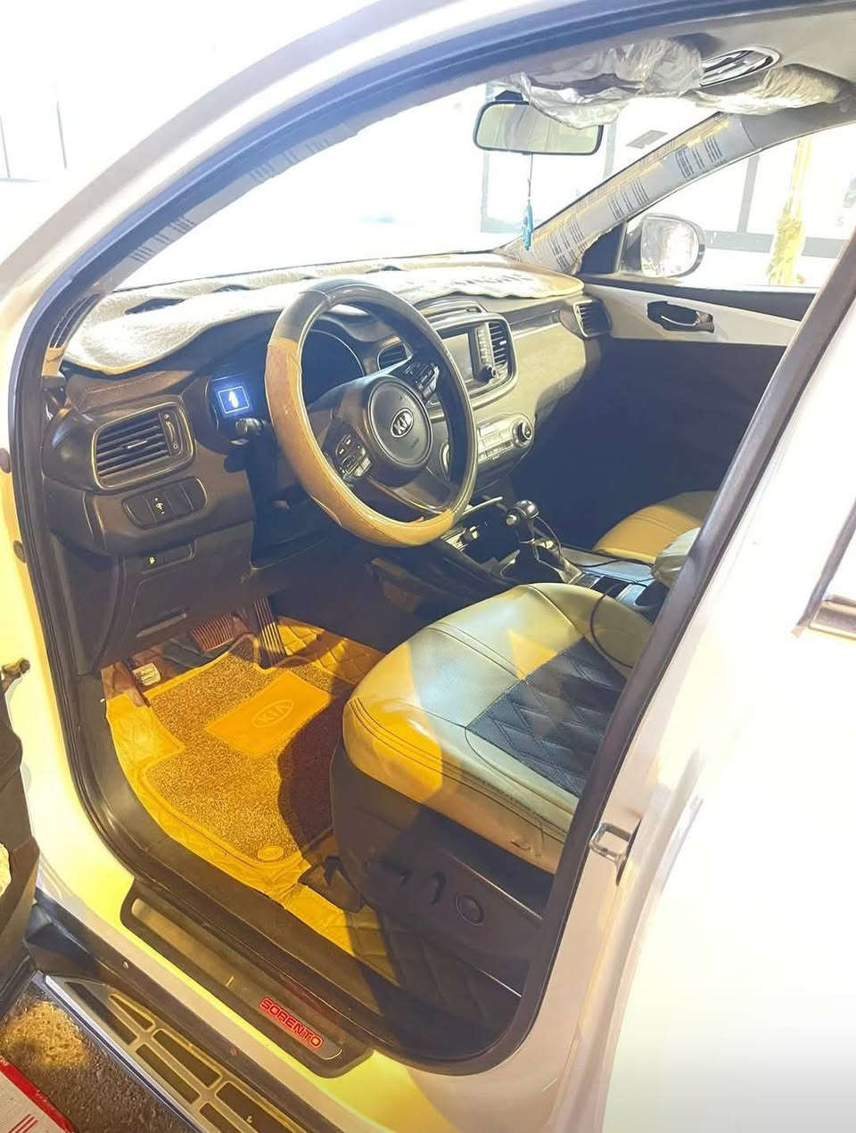 السلام عليكم
سورنتو 2015 خليجي 6 سلندر لايت زنون بلاد وزراك لايت وشاشه كبيره وكشنات جلد 
ماشيه 175 
مكفوله من الصبغ والتبديل فقط البنيد مصبوغ سيارة جاهزه ورقم بغداد باسمي مكاني واسط الكوت السعر 195
***********
