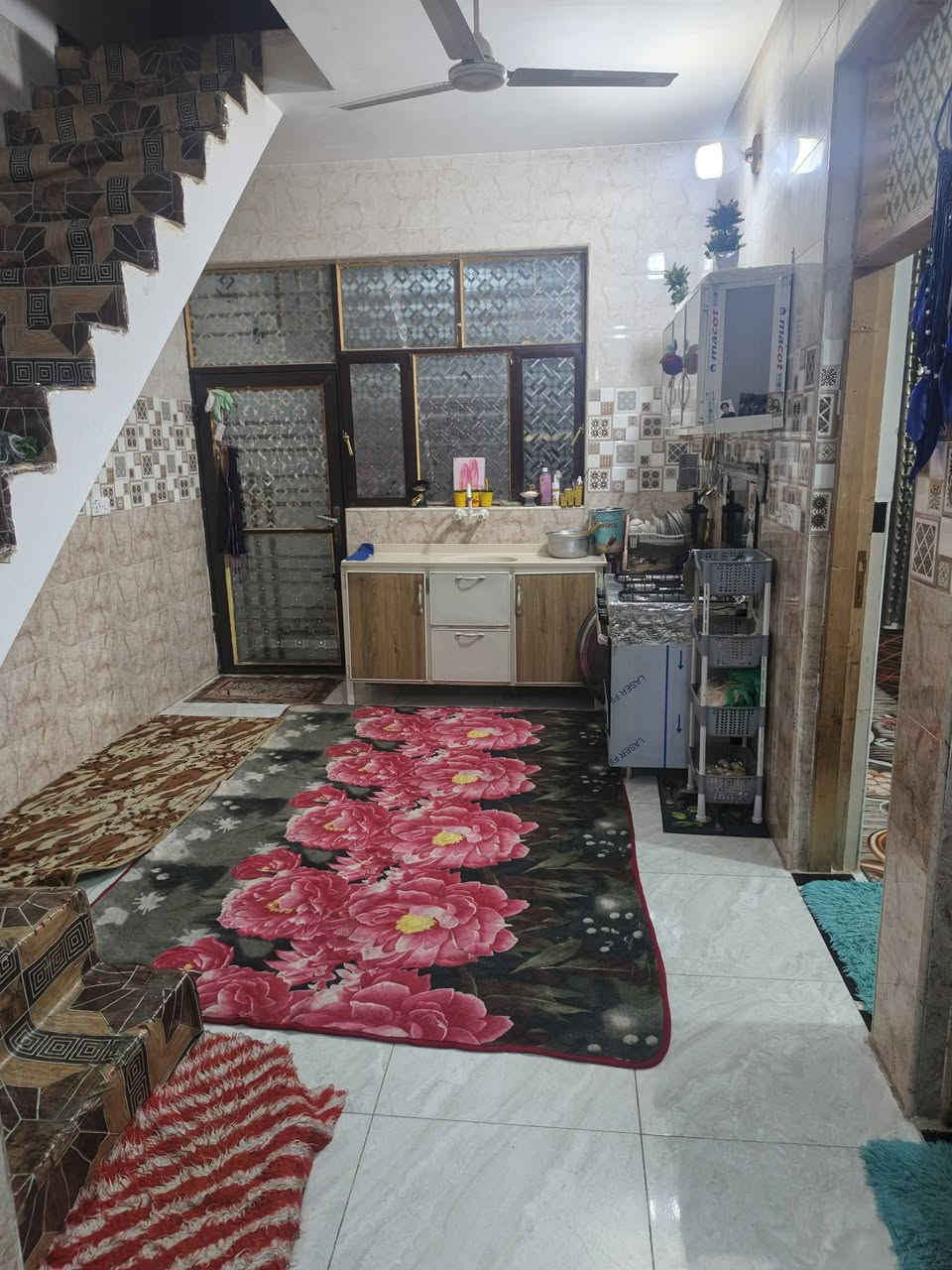 سلام عليكم للبيع المساحه
رفت شغل درجه اولى يحتوي ع ستقبال و غرفه و مطبخ مساحه درج و حمام ***********
السعر.     65
