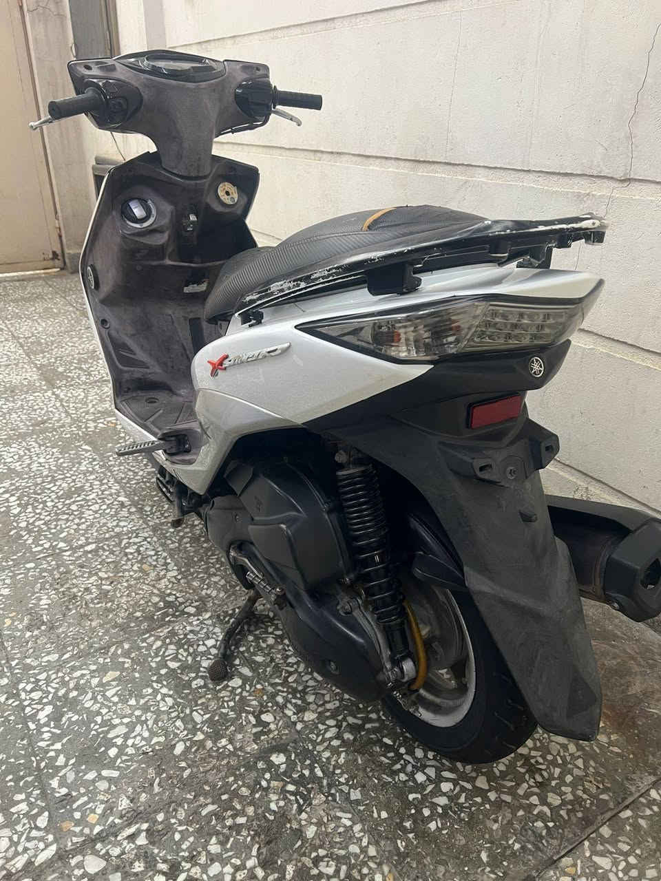 السلم عليكم دراجه سكنس لد يابني قبق نفخ داخل جوزي الدراجه جديده نضافت كفره80/100بل ميه الدراجه وكاله مكينه مكفولة بيه اكلجات رياضي من الرنبه صارلي 5اشهر امنزله من الرنبه بيه نقص طلاعه وكسر بل سمجه فقط الدراجه شلعه ومعدل السعر 1350وبيه مجال المو شراي لا يدخلي رحمه الولديكم مكاني الشعب ***********متواجد واتساب فقط
