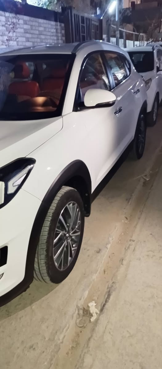 سلام عليكم توكسان مديل 20 فول عده الفتحه بصمه جلد كشن كهرباء شاشه حساس مكفوله من الضربه والصبغ بيها رصعات قليله بالباب خلف العبري ورصعتين بالحافه مال البنيد السعر 205 الشراي يتصل ويدلل ***********
