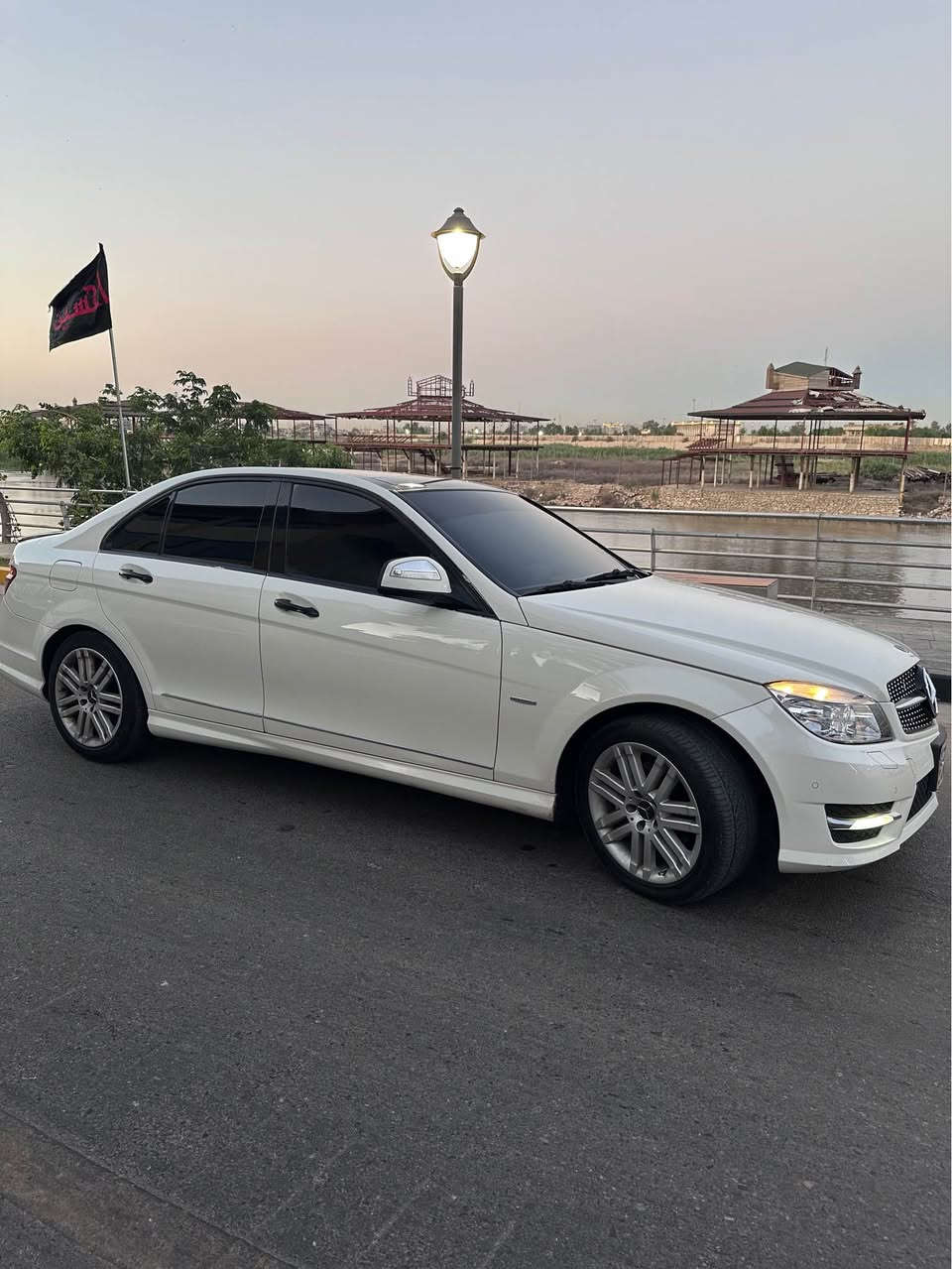 � للبيع مرسيدس C200 موديل 2008 🚘

* 🔹 اللون: أبيض
* 🔹 وارد خليجي
* 🔹 الرقم: أربيل
* 🔹 محرك 4 سلندر سوبرتشارجر
* 🔹 ناقل حركة أوتوماتيك
* 🔹 ماشية 360 ألف كم
* 🔹 السيارة نظيفة ومحافظ عليها، مكينة وكير بحالة جيدة، قيادة مريحة وثبات ممتاز، تبريد بارد ثلج غرفه نضيفه .
* 🔹 جاهزة للفحص وما تحتاج إلا نصيبها.
* 🔹السياره بانوراما مري شفط فول مواصفات 

💰 السعر المطلوب: 110 (قابل للتفاوض للجادين).

📞 للاستفسار أو المعاينة، التواصل على الخاص أو الاتصال.
***********

مرسيدس تجمع بين الفخامة والأداء، وسيارة تستحق المعاينة بغداد, العراق
