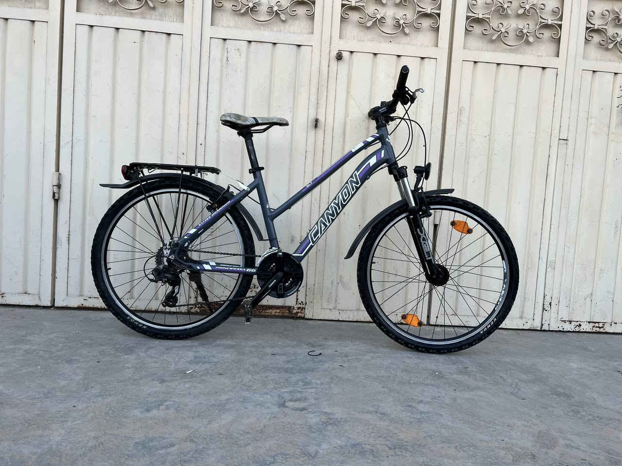 باسکیل سویسری
مارکە CANYON
جسم المنیوم 
دبل امامی قفل و فتح
لون حلو 
سیتم بریکات شیمانو
سیتم کیراترت shimano altus
ویل امامی دینمو 
١١ نمرە کیر 
عینوان کلار -رزگاری 
توصیل کل محفصات عیراق موجود 
سعر ٢٥٠ الف بها مجال 
*********** واتئاپ موجود
