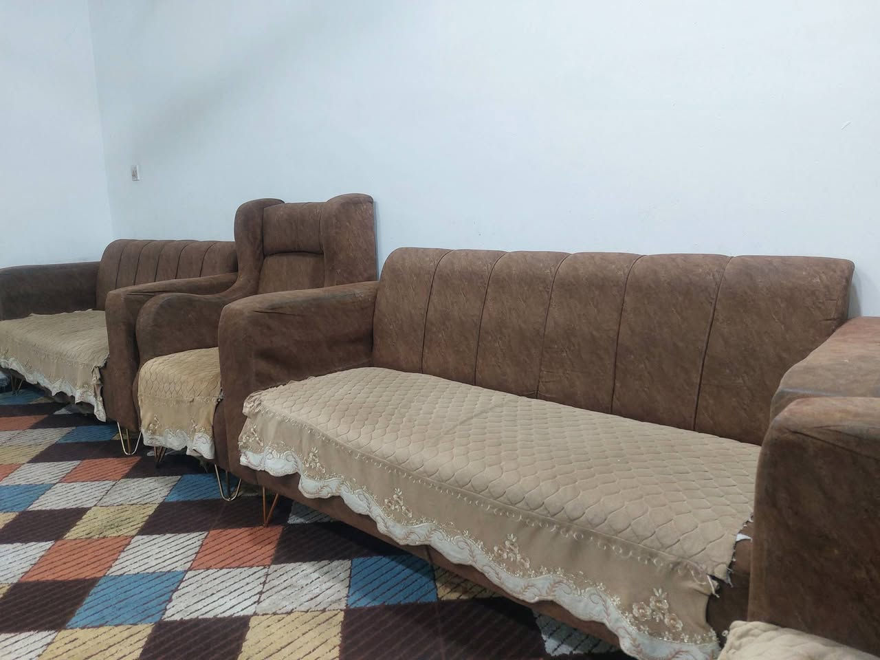 للبيع غراض منزل للبيع كاونتر ١٢٥ ثلاجه ٢٥٠ حجم كبير براد ٤٠ شغال حار وبارد وهيتر فان جديد ٢٥ مكاني الخطيب الزراعي قرب الهياكل للاتصال ***********
