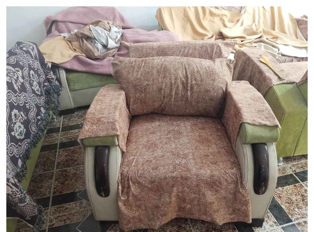 السلام عليكم تخم نظيف  3 قنفات اثنين كبار وحده وسط وكرسين  واركيله و ميز بلازمه  وحوض مالت سمك كامل هوه اجهزته التدفئه التبريد المطور  مستعجله ع البيع


**إذا كنت صاحب هذا الإعلان وتريد حذفه لأي سبب، رجاءا أرسل رسالة إلى الدعم الفني**
