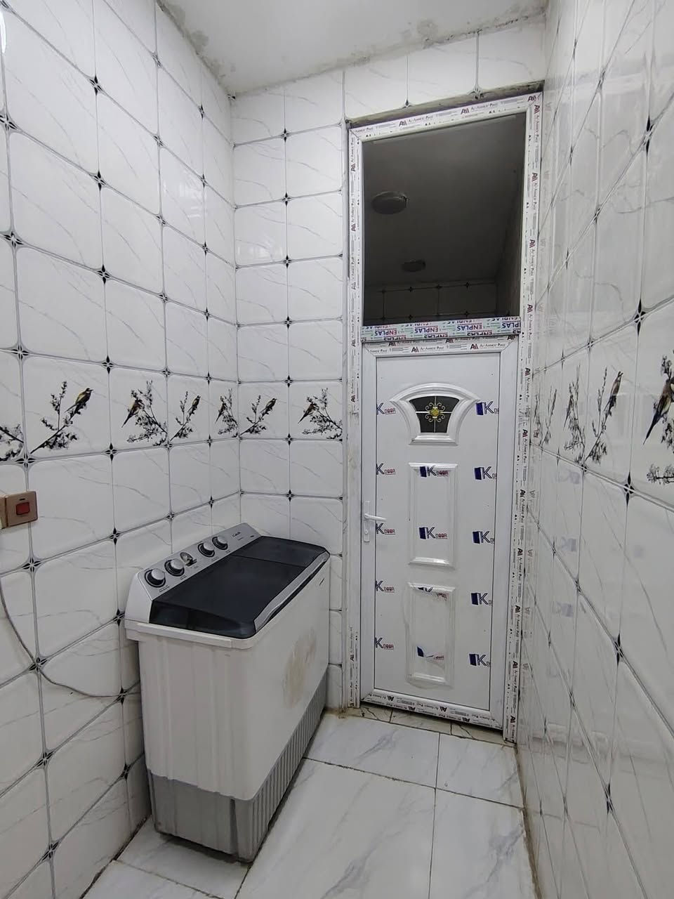 بيت للبيع كوت حي الحكيم شارع بيت عطوف مساحه 275متر على نفس الشارع بناء حديث بلوك اساس طابوك سكف صب خدمات ماء كهرباء مدارس مرقم من قبل بلدية واسط 
يتكون من ...غرفتين نوم..هول..مطبخ..استقبال..مجمع صحيات داخليه وخارجيه..كراج ..حديقه..محل..
السعر خاص.       ***********
