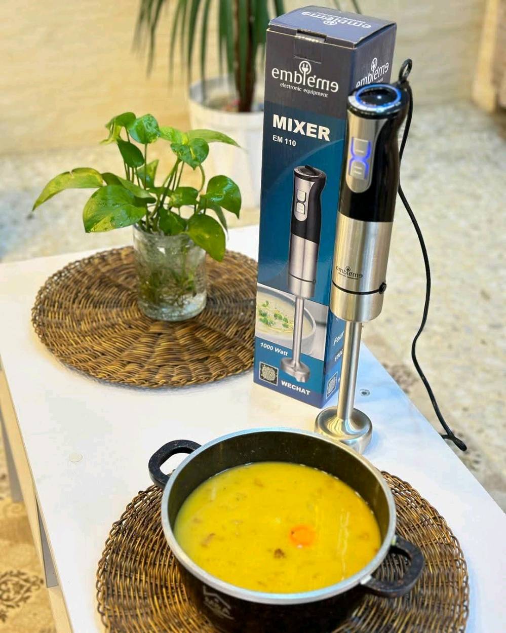 ✨ هاند بلندر أمبليوم – قوة حقيقية وتجهيز أسرع! ✨
🔹 1000 واط حقيقي يمنحك أداء قوي وسريع لخلط وتنعيم المكونات حتى القاسية منها.
🔹 ستانلس ستيل أصلي مقاوم للصدأ مع تصميم أنيق ومتين للاستخدام اليومي.
🔹 شفرات فولاذ حادة بطحن وخلط قوي وسلس بدون مجهود.
🔹 مثالي لتحضير العصائر، الشوربات، الصلصات، خلط الطعام للطفل، وخلط الكيك.
🔹 وزن مريح أثناء الاستخدام + قبضة ثابتة للتحكم الكامل.
🔹 ضمان سنة حقيقي يوفر لك أمان وثقة بالمنتج.

💥 جهاز عملي ومواصفات عالية، مناسب لكل مطبخ ويختصر عليك الوقت والجهد!

