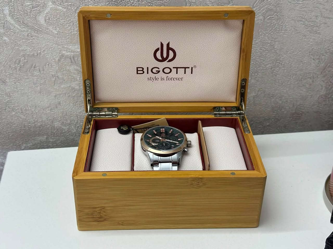 * ماركة: BIGOTTI
* لون القرص: أخضر غامق
* سوار ستانلس ستيل
* عرض التاريخ
* تصميم أنيق وفخم مناسب للدوام والمناسبات
* تأتي مع العلبة الأصلية الفاخرة
* الحالة: جديدة ممستعمله بل باكيت حتى اللزكات بعدها بيها اجتني هديه وما لبستها 

💰 السعر: 75 الف وبيها مجال 

📍 الموقع: الاعظميه 

للتواصل: *********** 
 
 او راسلني على الخاص
