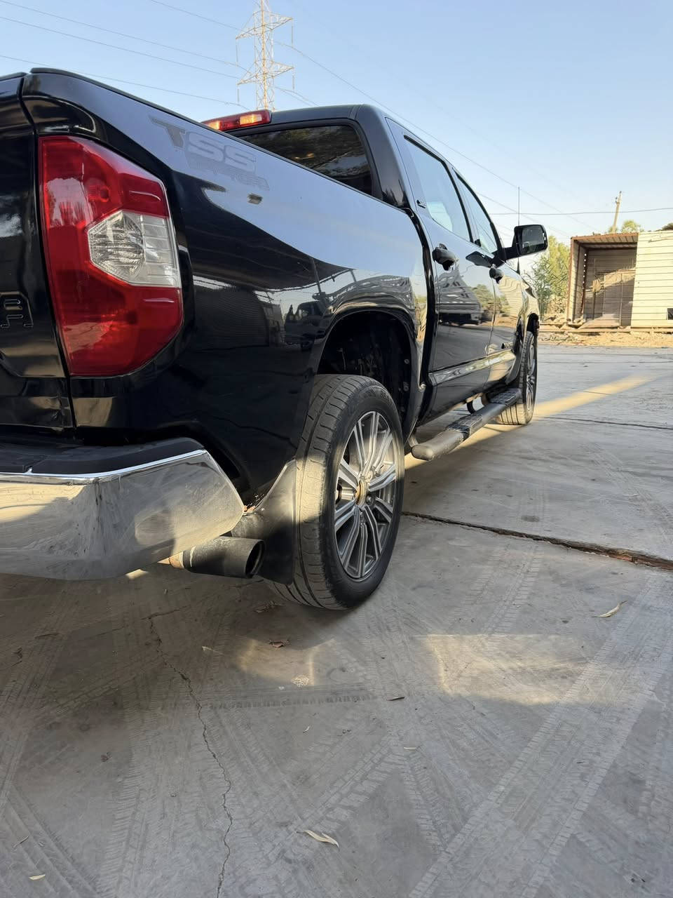 تاندرا🚙  ٢٠١٨ باب طويل لون اسود حادثهه باب خلفي (بدي) مأشر عليه  بيها بالصور اي شي غيرة بالسونار اني مسؤل بدون دواخل ليبل واحد السيارة كلها محرك كير  جدد سيارة ماشيه ١٣٢
سيارة سونارهه ضاع مني للامانه اي شي غير المذكور اني اتحمله ***********
السعر 250$وبيها مجال
