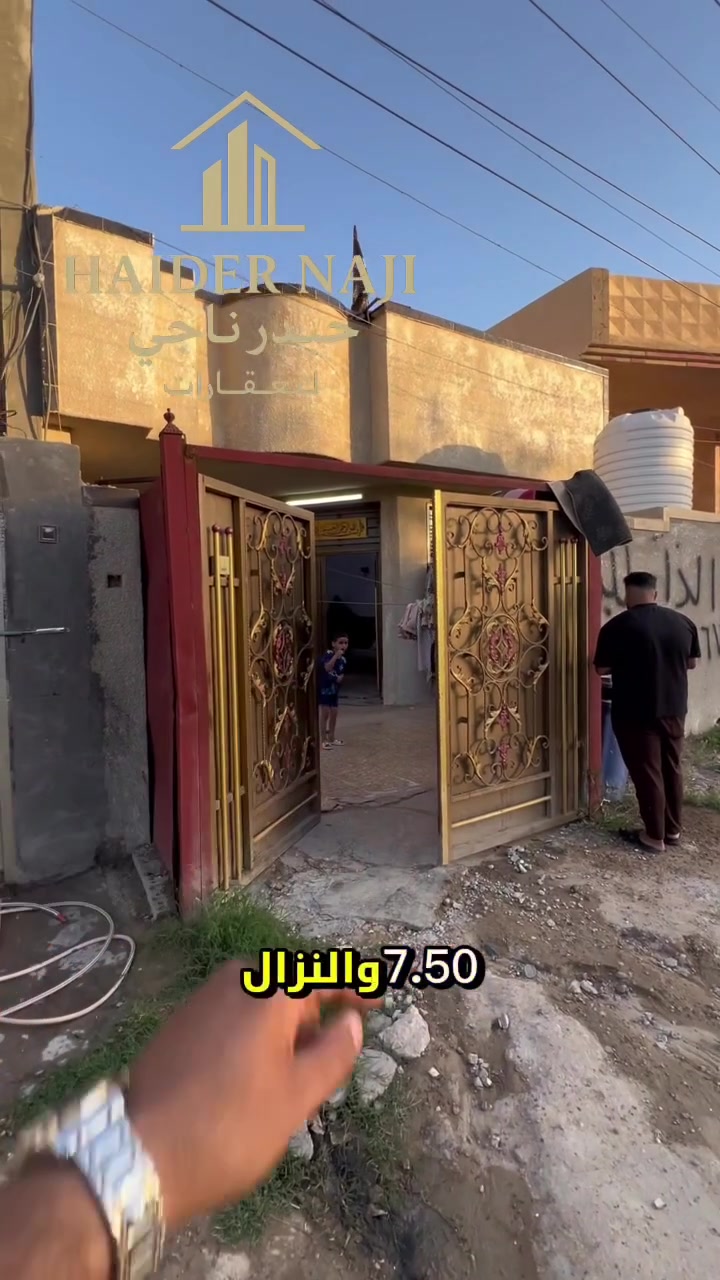 دار للبيع مساحة 150 م وجه 7.50 م والنزال 20 م وجه الدار على ساحة منطقة الضباط قرب مدرسه عاصم يحتوي على 2 غرف منام وصاله ومطبخ حولي كبير صحيات عدد 2 سعر الدار 95 مليون وبي مجال للاستفسار مراسله الصفحه 
او الاتصال برقم ***********
***********
 @إشارة
