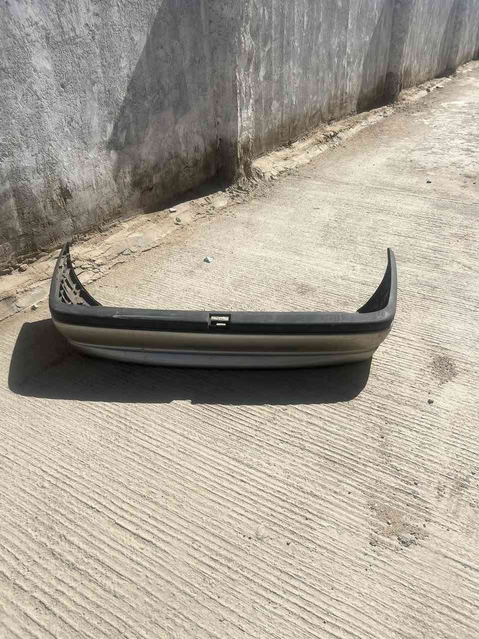 السلام عليكم عندي دعاميه خلفيه وغطاء خلفي مع الكزاز اوبل فكترا موديل 1995 اللون شمباني السعر للقطعتين 150 الف للاستفسار ***********
