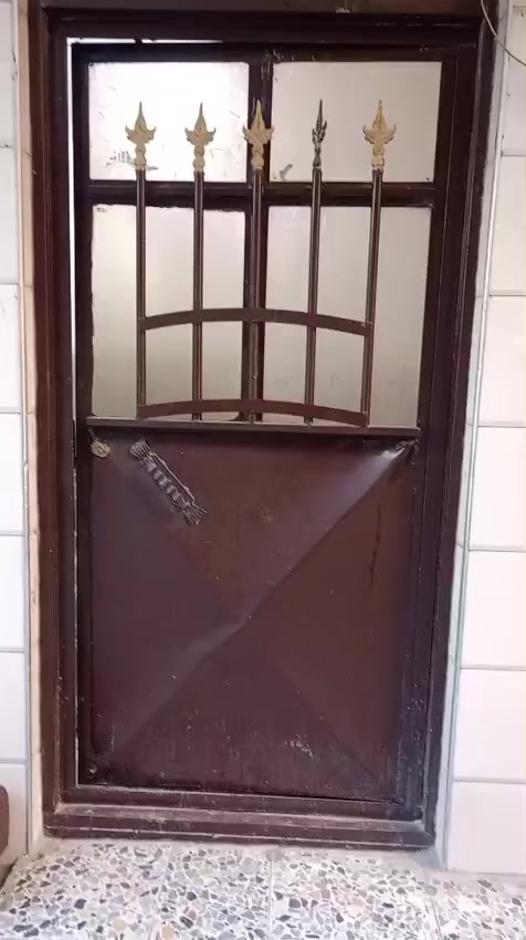 سلام عليكم عندي شقه الايجار بل سفينه قرب مطعم قدو داخل فرع معزوله عن العماره ارضيه الايجار 450 الف رقم تلفون ***********
