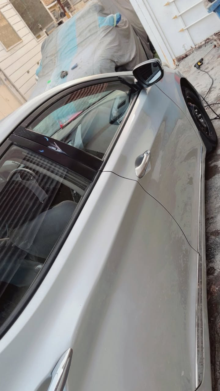 *الانترا موديل 14 خليجي 
*سيارة مكفولة من حادث بس بارد قليل 
*تخم تايرات 
*منضومة مال غاز بيه
*شاشا و تبريد 
*تحكمات ستير نص فول 
*لد داخلي شاد بيه 
*رقم إنكليزي 
***سيارة بسمي ساكن بغداد دورة
(سعر سيارة 107 وبيه مجال قليل )
سيارة حلوة خير من الله 
رقم هاتف ***********
