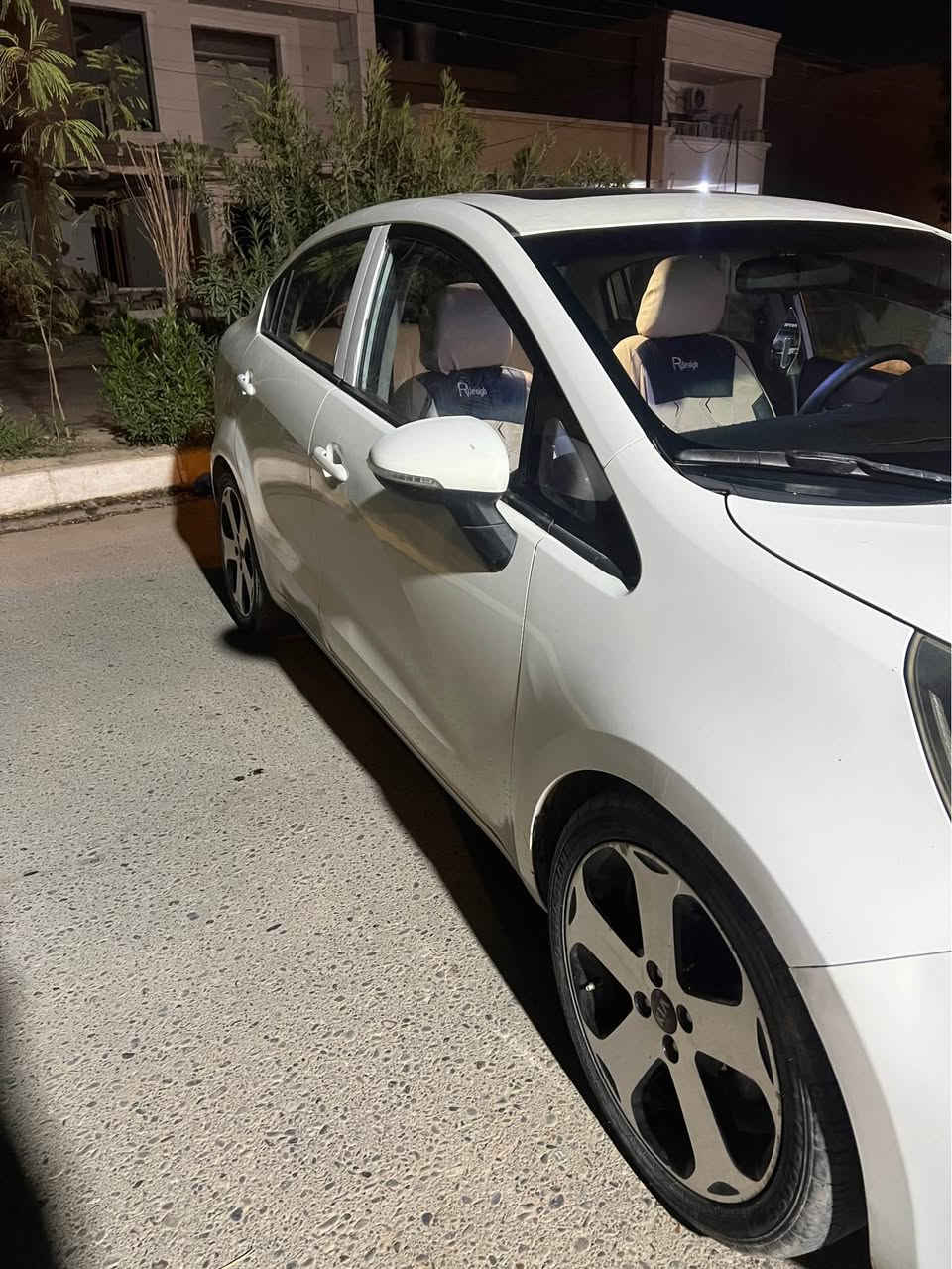 KIA RIO 2012 
السلام عليكم 
كيا ريو 2012 
خليجي بدون صبغ 
فقط مكانين بارد 
رقم السيارة اربيل وهزة وسنوية جديدة 
شرط التحويل والغرامات  
محرك 16 مسكر خمس براغي المرغوب 
كير ومحرك شرط ما مفتوحات 
كهربائيات كله شغال 
تبريد وتدفئة فول
حساسات خلفية 
جام كهربائي  
سيارة فول مواصفات وفتحة سقف
 السيارة مثل ما موضحة بالصور 
عنوان السيارة كركوك
السعر / 100$ 
للأستفسار على الخاص أو 
الاتصال على الرقم التالي 
*********** كركوك, العراق
