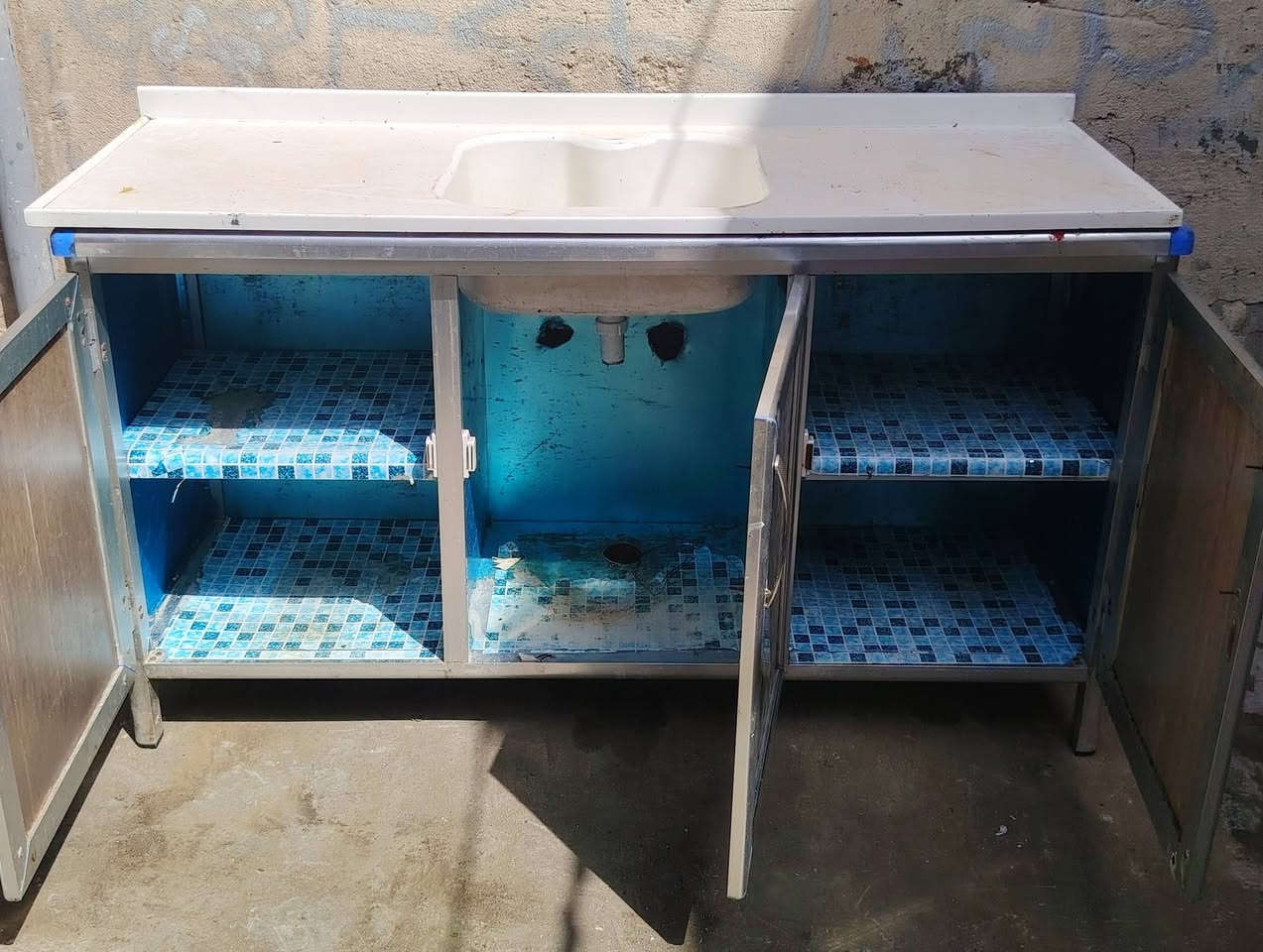 السلام عليكم عندي كاونتر سنك مرمر والمحلق مالته اي ضرر مابيه السعر  175 وعندي توصيل***********
