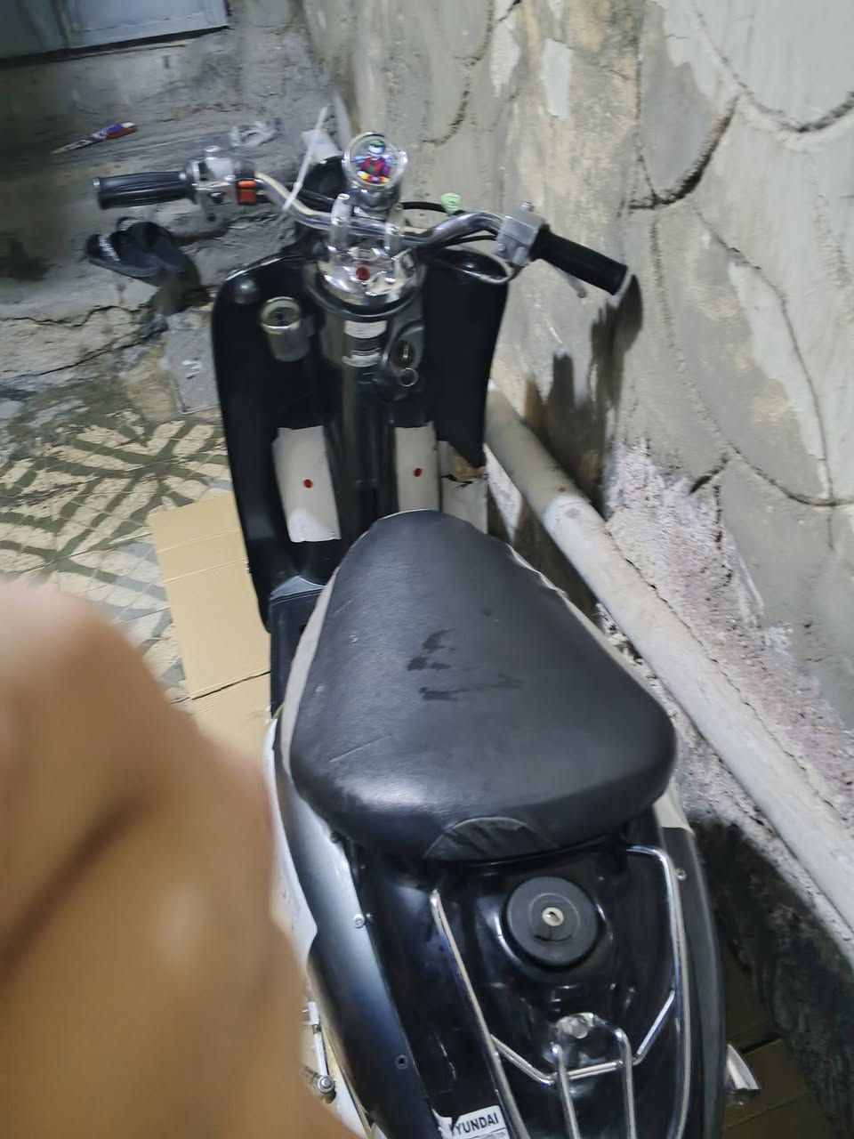 سلام عليكم دراجه عبد حليم للبيع 
شاصي نضيف مكينه حلوه ومفتوحه دراجه ماعيزه برغي فقط كفرات فقط كفرات دراجه تخبل سعر 200وبيه مجال عنوان طوريج رقم ***********
