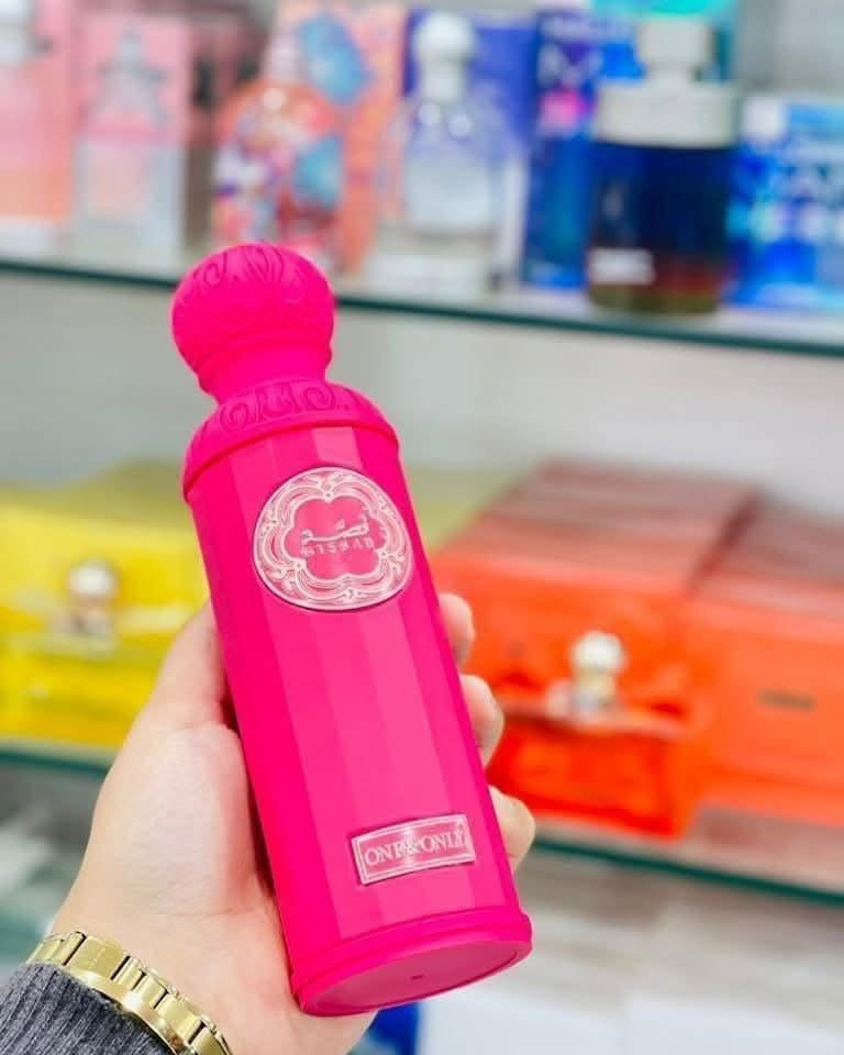 🌸"عطر قصة الوردي الاصلي 🇰🇼💯"
ONE&ONLY مناسب لكلا الجنسين بس اشوي مائلة للأنثوي بزيادة 🫶 

مو عطر وبس... هوا حالة، إحساس وهمسة دافئة تنكتب بريحة ورد ناعم وسحر فانيلا يدوخ من تفتحين العلبة، ينفتح وياها عالم ثاني... عالم كلشي بيه وردي ناعم، أنثوي، ويفوح بالرقي.

🌸أول رشة؟ تجيج ريحة الورد الوردي الطري، مثل لمسة حنية على الخاطر... بعدها، يدخل قلب العطر بلمسة ياسمين ناعمة وفانيلا دافئة تحسسج بيها حضن مو ريحة ويثبت العطر على بشرتج بنفحات مسك أبيض وعنبر ناعم یخلیج تبقين متعطرة ساعات وساعات، وكل من يمر من يمج يسأل: شنو هالعطر ؟

🌸"عطر قصة الوردي الاصلي 💯" مو مجرد اسم... هي قصة تحجي بكل رشة عنج عن جمالچ، عن رهفتج، وعن هدوء عطرج اللي يترك أثر بكل مكان تروحين اله.

⭕إذا تحبين العطور الوردية الناعمة اللي تنكال عنها "فخامة برقة". فهذا العطر إلج وبس. دلعي نفسج، وخلي قصتج تبدأ بـ عطر "قصة الوردي الاصلي 💯"... وصدكيني، ما راح تنتهي.
#الاصلي المنشأ في الكويت 🇰🇼💯
🚘يوجد خدمة توصيل لجميع محافظات العراق


**إذا كنت صاحب هذا الإعلان وتريد حذفه لأي سبب، رجاءا أرسل رسالة إلى الدعم الفني**