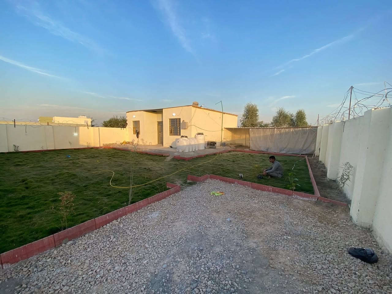 السلام عليكم مزرعه للبيع مساحه 375متر كافأت الخدمات سند 25 مداور ثاني يوم تبعد عن طريق دغاره 600متر 
مكان /طريق دغاره خلف مطعم واثق 
***********
