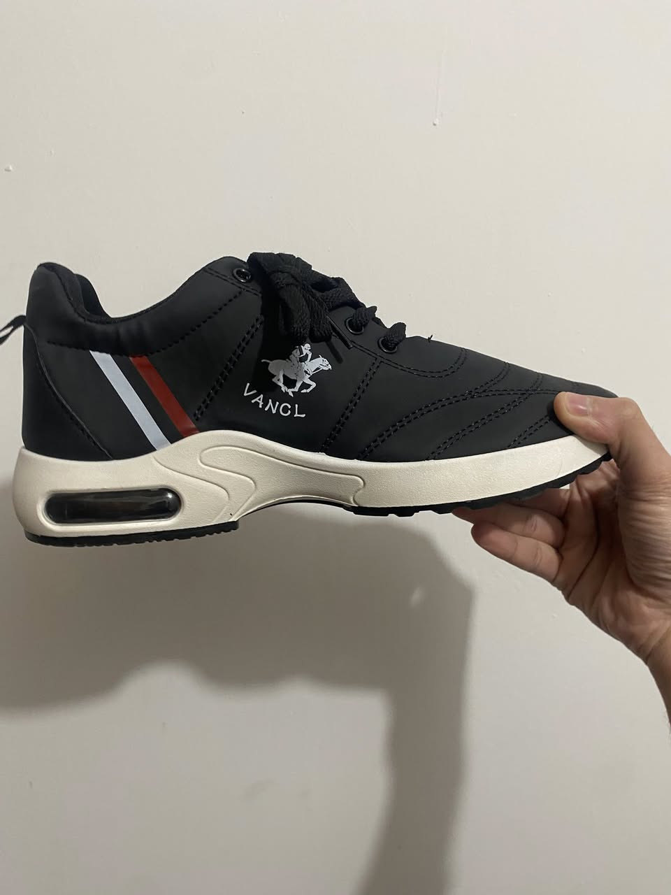 سلام عليكم متوفر أحذية شبابي قطع اخيرة  القياسات من 39 الى 43 موديلات مختلفة سعر القطعة بس 7 ألاف دينار توصيل مفتوح داخل سامراء فقط للحجز راسلني خاص او واتساب ***********
