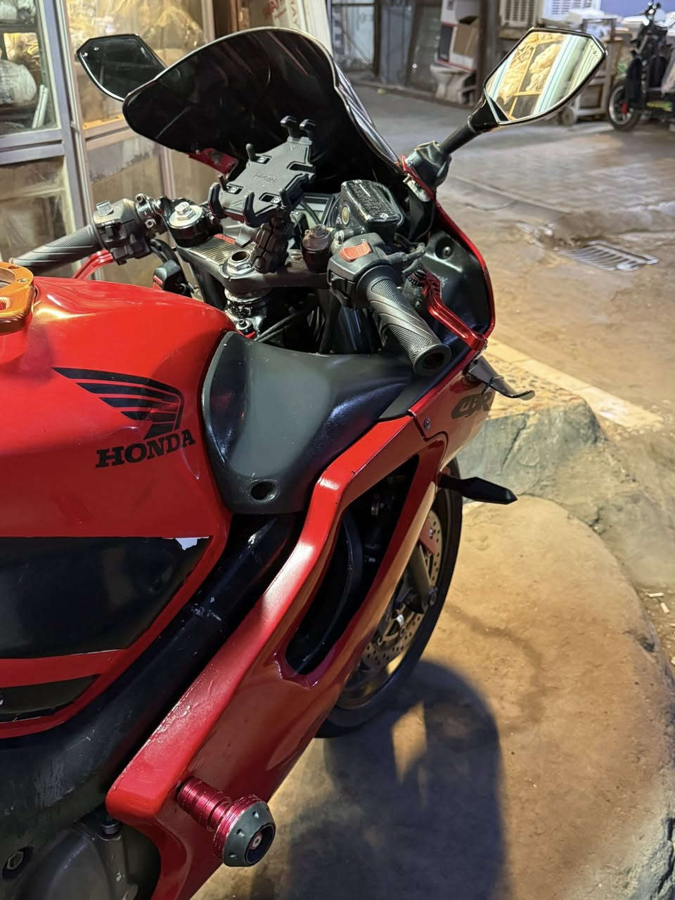 سلام عليكم
افوراي 600 2004 
كفاله عامه من كلشي مكينه وكير وضفيره وعقل وكفر 
دراجه نضيفه وجديده مابيها أي نقص
بيها منضومه مال زنون اصليه
اجنحه كاربون
اشاير بلمري وبلكفر
يدات بريك 
صالنصه يوشمارا وبعد بيها غراض 
بيها ملاحظات كلش كلش بسيطه
مكاني بغداد كاظميه ***********
