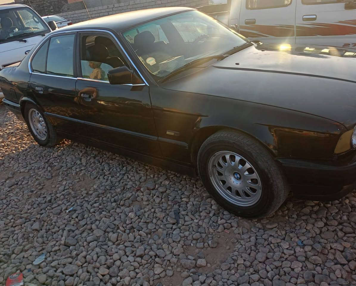 السلام عليكم 
BMW520
موديل 91 سنوية جديد تبريد صبغ جمالية محرك كبس السعر 45
***********
