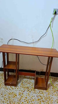 ميز دراسة • جديد • خدش بسيط