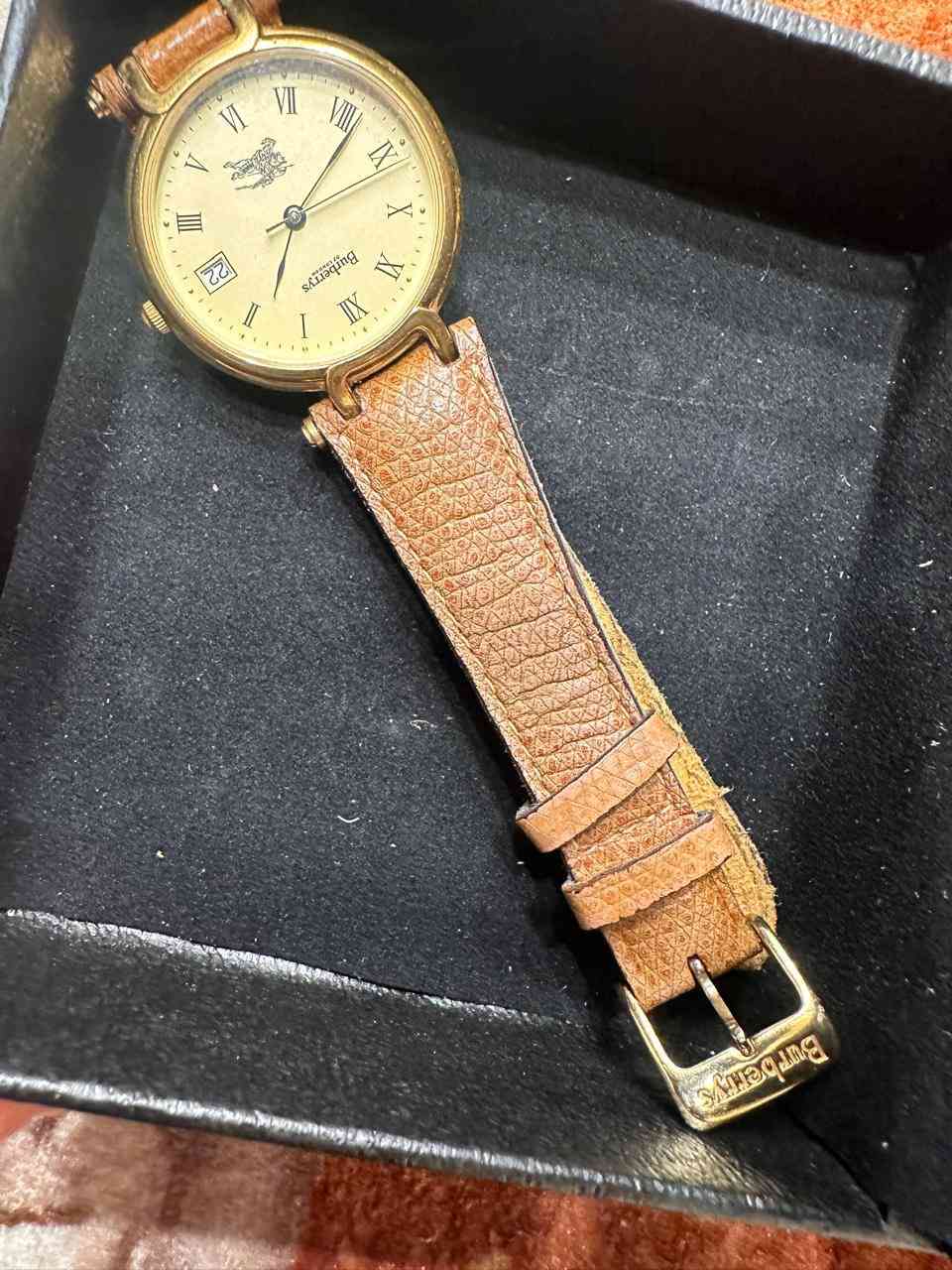 للبيع: قطعة من الزمن الجميل.. Burberrys of London (Vintage) 🕰️
لمحبي التميز والقطع التي تزداد قيمتها بمرور الزمن، أعرض من مقتنياتي الشخصية ساعة بربري (Burberrys) السويسرية الأصلية، بإصدارها الكلاسيكي القديم والنادر.
المواصفات الفنية:
• المنشأ: سويسرية بالكامل (Swiss Made).
• الحركة: كوارتز سويسرية دقيقة جداً.
• التصميم: مينا كريمي (Champagne) مع أرقام رومانية وشعار الفارس الشهير.
• الحالة: نظافة ممتازة للمينا والهيكل، مع الحفاظ على كافة قطعها الأصلية (التاج والإبزيم المختوم).
• المميزات: تحتوي على نافذة تاريخ عند الرقم (3)، وتصميم دائري يجمع بين الهيبة والأناقة الرسمية.
ملاحظة: الساعة تحمل اسم Burberrys (بالـ S)، وهو الختم الذي كانت تستخدمه الدار قبل عام 1999، مما يجعلها قطعة "أنتيك" نادرة وقيمة جداً للمقتنين.
السعر النهائي: 150،000 دينار عراقي.
• الموقع: بغداد.
للجادين في الشراء، يرجى التواصل عبر الرسائل.
***********
