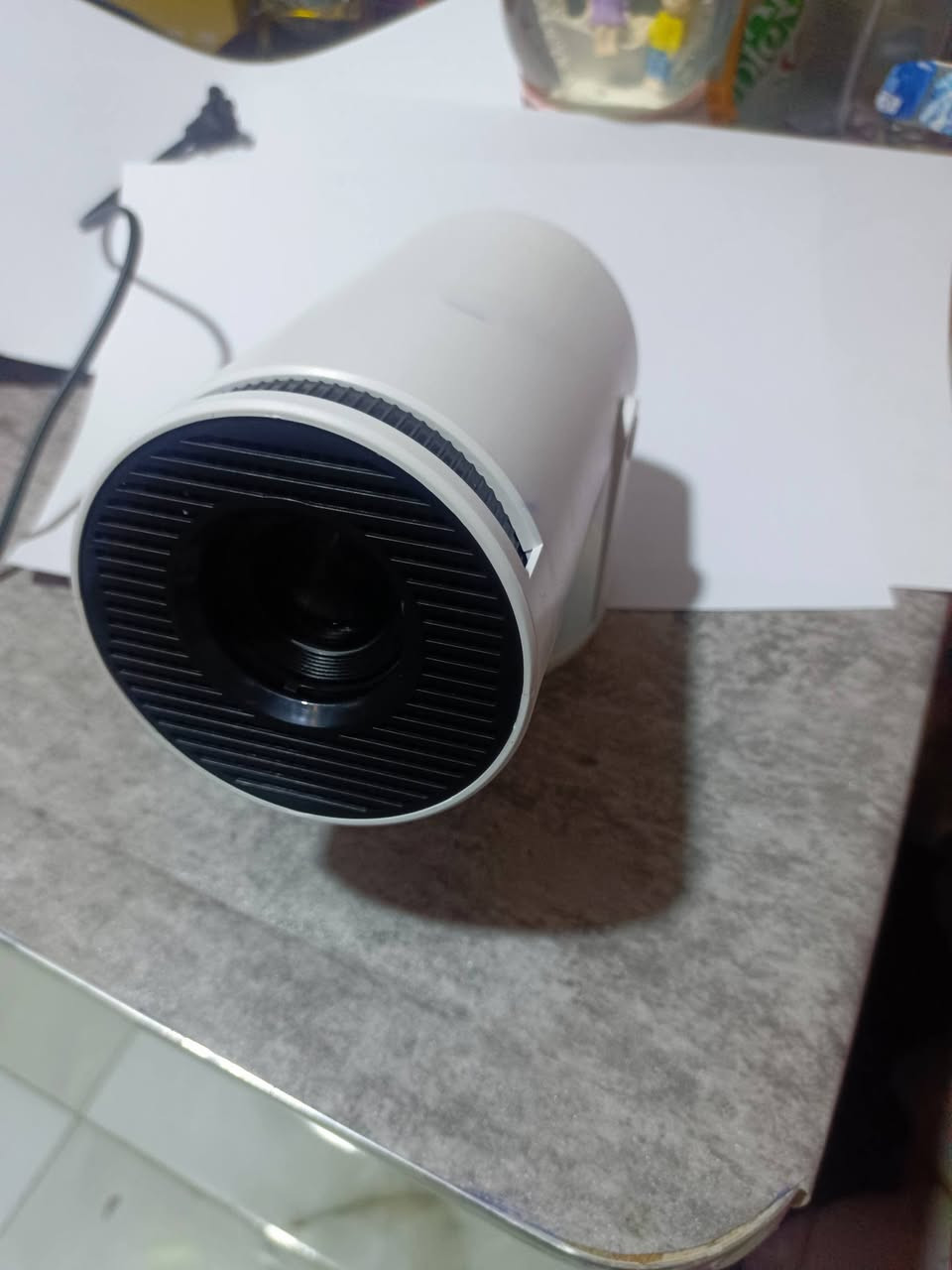 جهاز داتا شوhy300pro
السطوع (اللمعان):

سطوع يتراوح عادة بين 8000 إلى 8500 لومن، مما يجعله مناسباً للاستخدام في الغرف ذات الإضاءة المعتدلة إلى الساطعة.

الدقة:

دقة عرض Full HD (1920x1080) أو قد يحتوي على خيارات دقة 720p (1280x720)، لكن من المتوقع أن يكون النموذج الأكثر تقدماً يدعم دقة Full HD.

تقنية العرض:

قد يعتمد على تقنية LCD أو LED لعرض الصورة، وهو ما يضمن جودة صورة جيدة وألوان زاهية.

التركيز التلقائي:

معظم أجهزة العرض في هذه الفئة تدعم التركيز التلقائي للحصول على صورة واضحة بدون الحاجة لضبط يدوي.

المداخل والمخارج:

يدعم مدخل HDMI للاتصال بجهاز الكمبيوتر أو مشغل الوسائط.

مدخل VGA للأجهزة الأقدم.

مدخل USB لتشغيل الوسائط مباشرة من الفلاش ميموري.

مخرج صوت 3.5 ملم (Aux) أو سماعات Bluetooth، مما يسهل اتصال الصوت.

العمر الافتراضي للمصباح:

من المتوقع أن يكون عمر المصباح حوالي 40000 إلى 50000 ساعة، مما يضمن فترة طويلة من الاستخدام قبل الحاجة إلى استبداله.

الوزن والحجم:

عادةً ما يكون جهاز HY300 Pro خفيف الوزن ومضغوط لسهولة التنقل.

أنماط العرض:

دعم عدة أوضاع عرض مثل وضع السينما، ووضع الألعاب، ووضع التعليم، وغيرها لتوفير أفضل تجربة بصرية حسب الحاجة.

التوصيلات اللاسلكية:

بعض الإصدارات قد تدعم الاتصال عبر Wi-Fi أو Bluetooth لسهولة عرض المحتوى من الأجهزة الذكية.

التحكم عن بُعد:

يأتي مع جهاز تحكم عن بُعد لسهولة التفاعل مع الجهاز.
السعر50
مكاني كربلاء يتوفر توصيل 
الرقم***********
