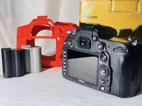 كامره نيكون D7000 
السعر جدا رخيص✅
عدسه ٧٠/٣٠٠
شاحنه جلاتين 
بطاريات ثنين 
كارتون حزام 
قبل كامره 
***********
