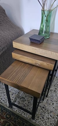 عندي ميز وسطي مال استقبال جديد 1.5 × 1.5 و سيت 3 طبلات وياه بلون خشب ص...