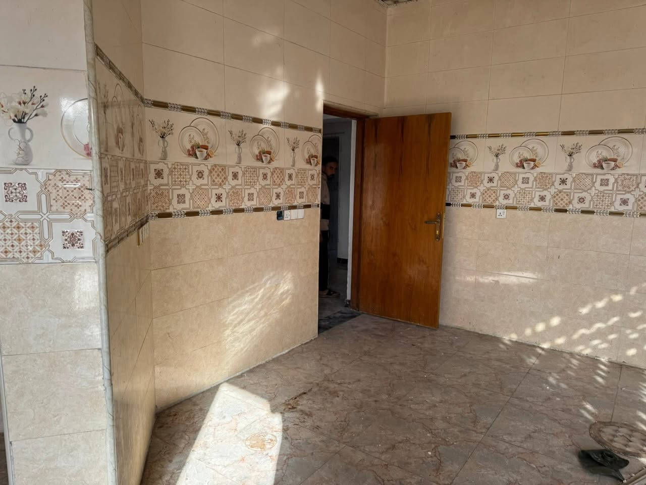 يالله السلام عليكم يعلن مكتب الخبير عن وجود دونم مشيد عليه دار حديثه بناء طابوق مسلح
تتكون الدار من غرف عدد اثنان صاله مطبخ استقبال صحيات 
الدونم طابو زراعي سند 25
ابعاد الدونم 50في50متر
موقع الدونم طريق مسيب كربلاء  عامود 650
يبعد عن الشارع الرئيسي تقريبا 400مترتبليط  للباب شارع عرضه 10متر
السعررر. 275 مليون بي مجال 
الاتصال ***********
