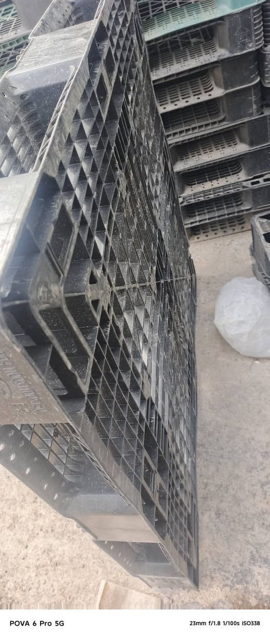 سكيب بلاستيك اسود الون قياس 110x110 مربع وزنها 7كيلو العدد50 سعر القطعه 6الاف مطروح مكاني بغداد حي أور ***********
