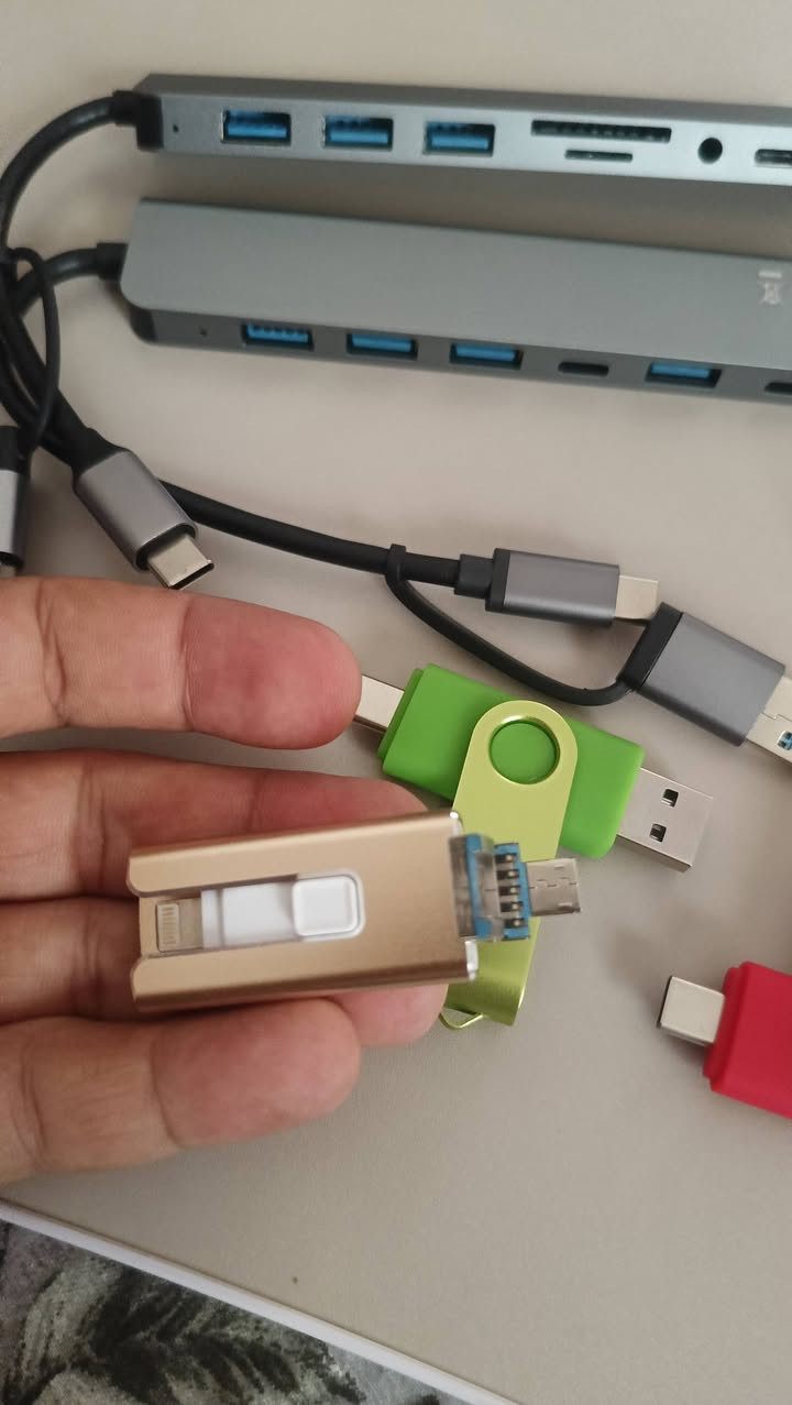 متوفر
فلاشات عدد 3 حجم 128 حقيقي
فلاش ثلاثي usb ـ ايفون ـ كلكسي 256 حقيقي 
ادبتر  8 في 1 عدد 2 
ادبتر 4مخارج usb عدد 1
هارد كوبي حجم 8 تيرا (يقره 8 تيرا بالفحص)  
طابعة اسعار مع 11 رولة ورق


**إذا كنت صاحب هذا الإعلان وتريد حذفه لأي سبب، رجاءا أرسل رسالة إلى الدعم الفني**