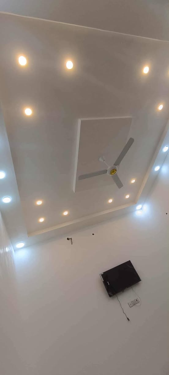 السلام عليكم 
 ناصريه مركز  
قرب  مستشفى  التركي 
بيت 100 متر بنأ حديث توه كمل طابو اسهم ع طريق السياحي مال تركي ع الشط  مكان حلو وسكن وخدمات
بشارع الخيرات  مقابيل مطعم نوارس 
غرفه  ومنور وحمام وصاله ومخزن ومطبخ واستقبال وصحيات خارجيه وداخليه
توه كامل صالي شهر من سكنت بي شغل درجه اوله 

السعر ٨٥مليون وبيها مجال مكتب ركن الشموخ الحديث 
***********
