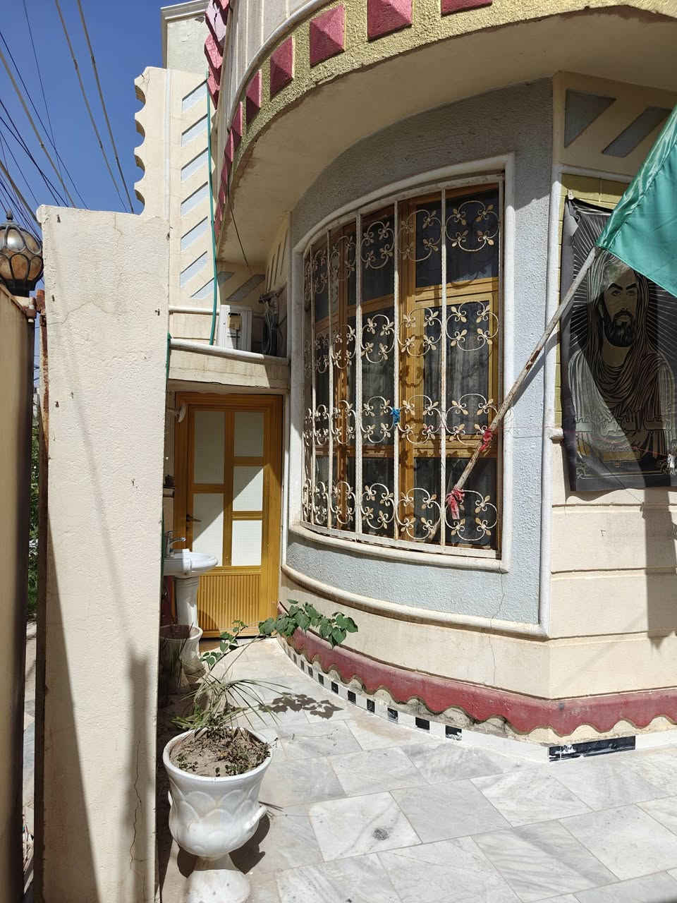 دار للبيع
 مساحة الدار 125 الواجهة  7.5 
الموقع جداً مميز الفرع مقابيل مستشفى الازهر يبعد عن الشارع العام بيتين 
بناء البيت طابقين كونكريت مسلح 
الطابق الاول يحتوي على غرفة ومطبخ وصالة والاستقبال ومرافق خارجي وداخلي وحمام ومنورين 
الطابق الثاني يحتوي على غرفتين و حمام 
للاستفسار اكثر تواصل على الخاص ***********
