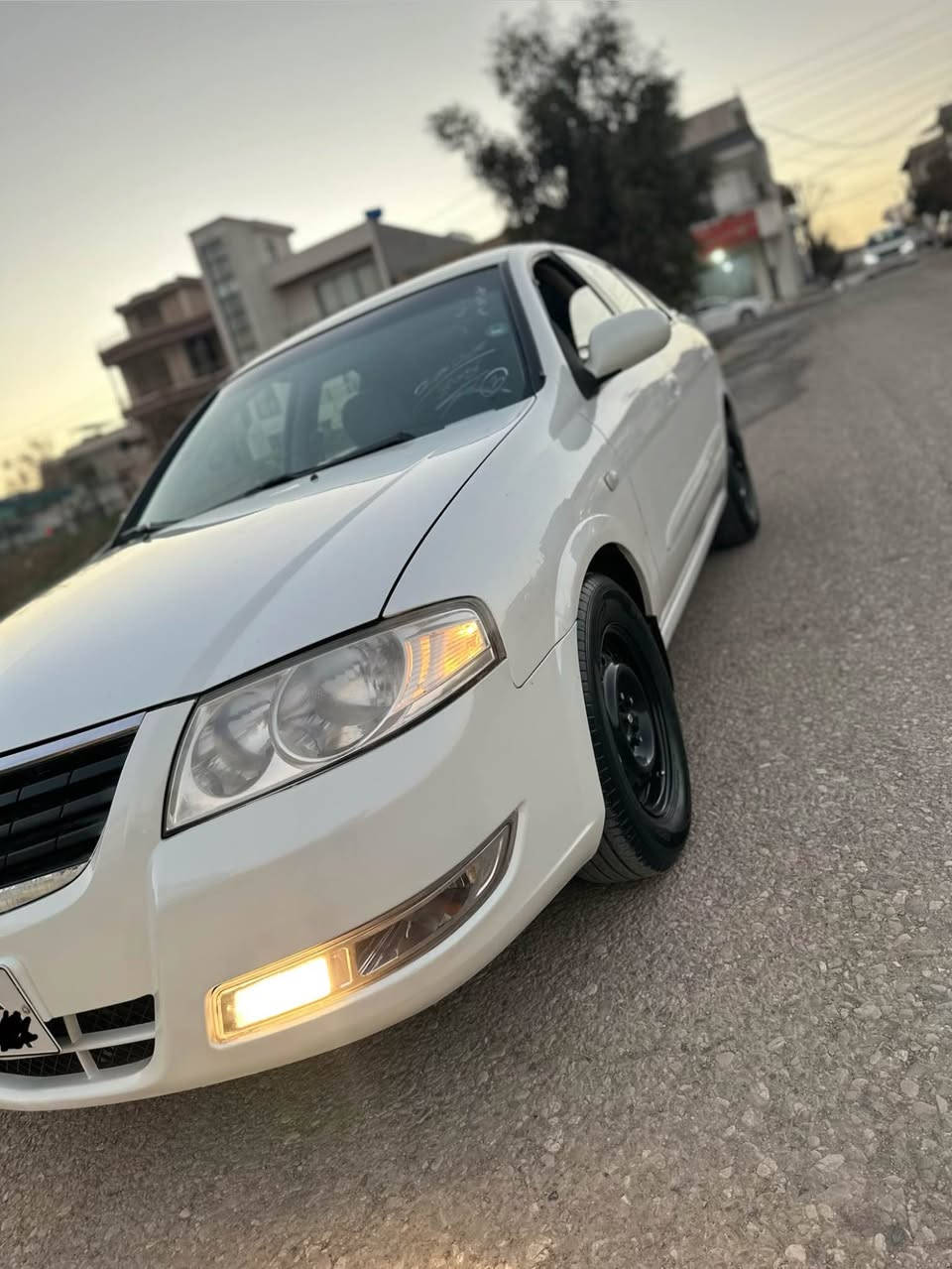 صەنی کۆری ٢٠١١ فول مواسەفات
چوار جام کارەبا 
کەلەو کۆنترۆل و قفل مەرکەزی
ئاوینە کارەبا فۆرمیکا
بێ بۆیاخ قرچێکی دواوەی هەیە 
سەنوی تازە بی مەسرف و مەزبوت
تایەی تازە و تەقەو رەقەی نیە
لە سلێمانیم نرخی ١٠٣ و مەعامەلە
(***********)
(***********) موصل, نينوى
